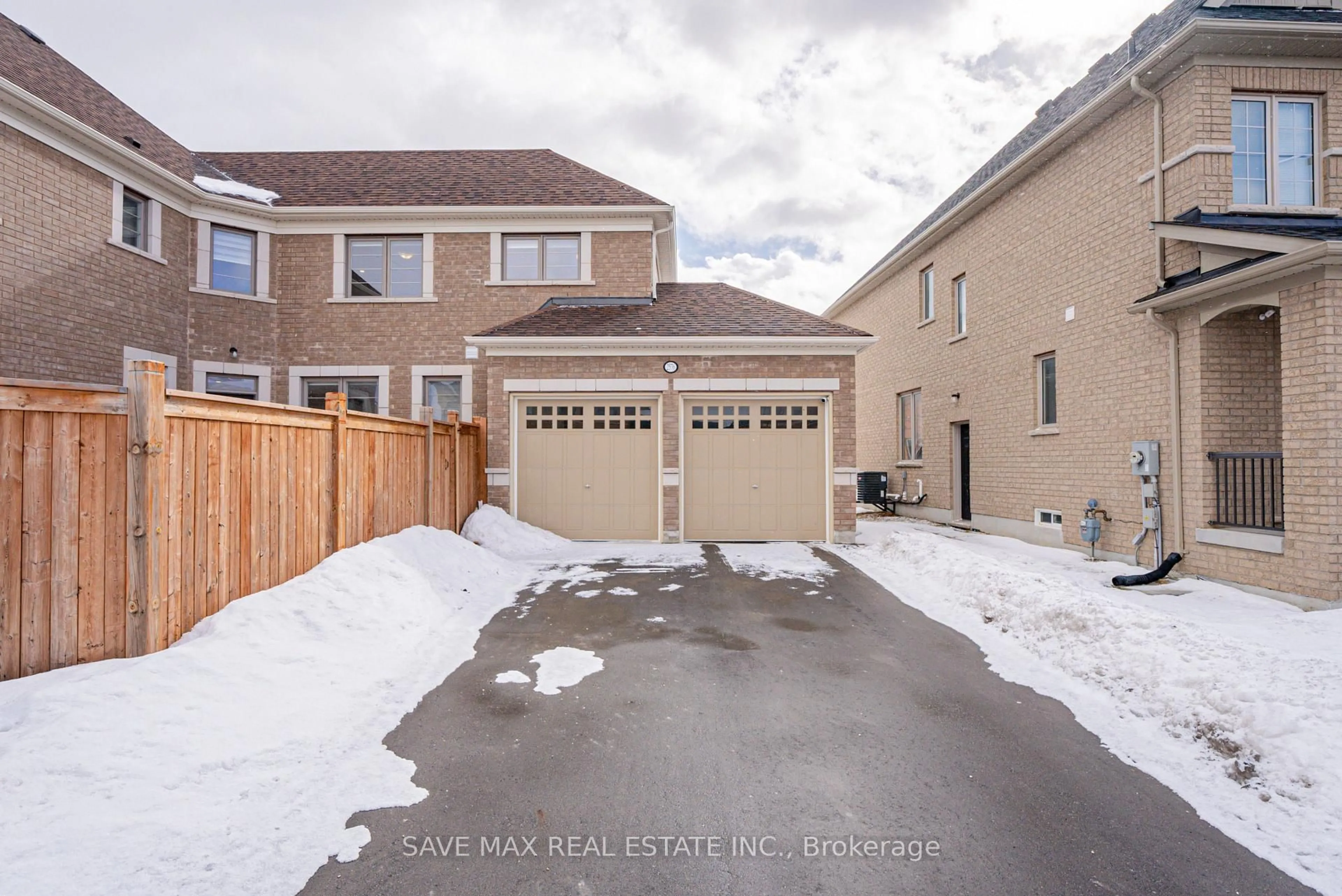 A pic from outside/outdoor area/front of a property/back of a property/a pic from drone, street for 2576 Bandsman Cres, Oshawa Ontario L1L 0M1
