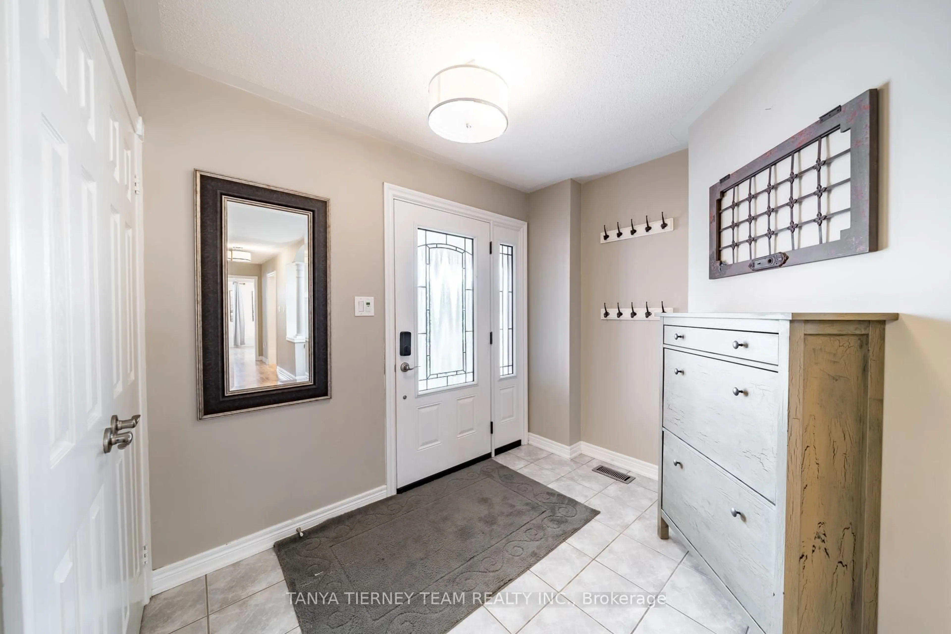 Indoor entryway for 8 Nathan Ave, Whitby Ontario L1M 1J3