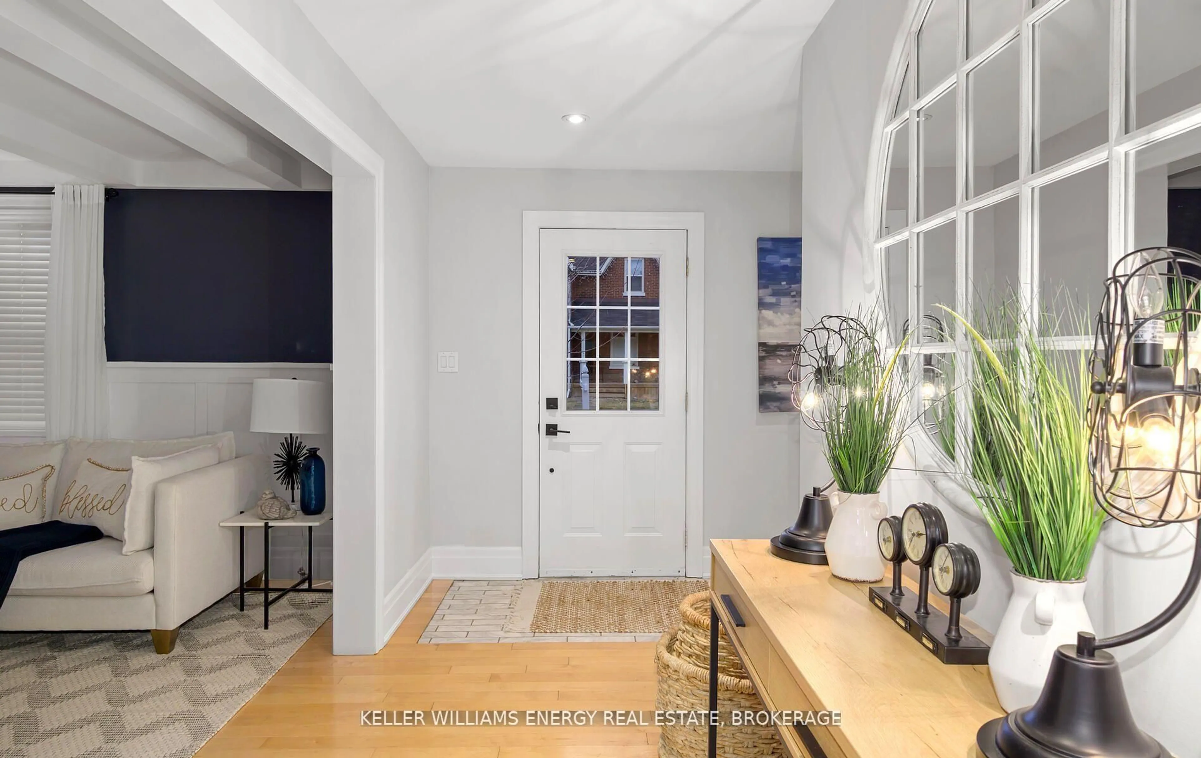 Indoor entryway for 1736 Dufferin St, Whitby Ontario L1N 1B4