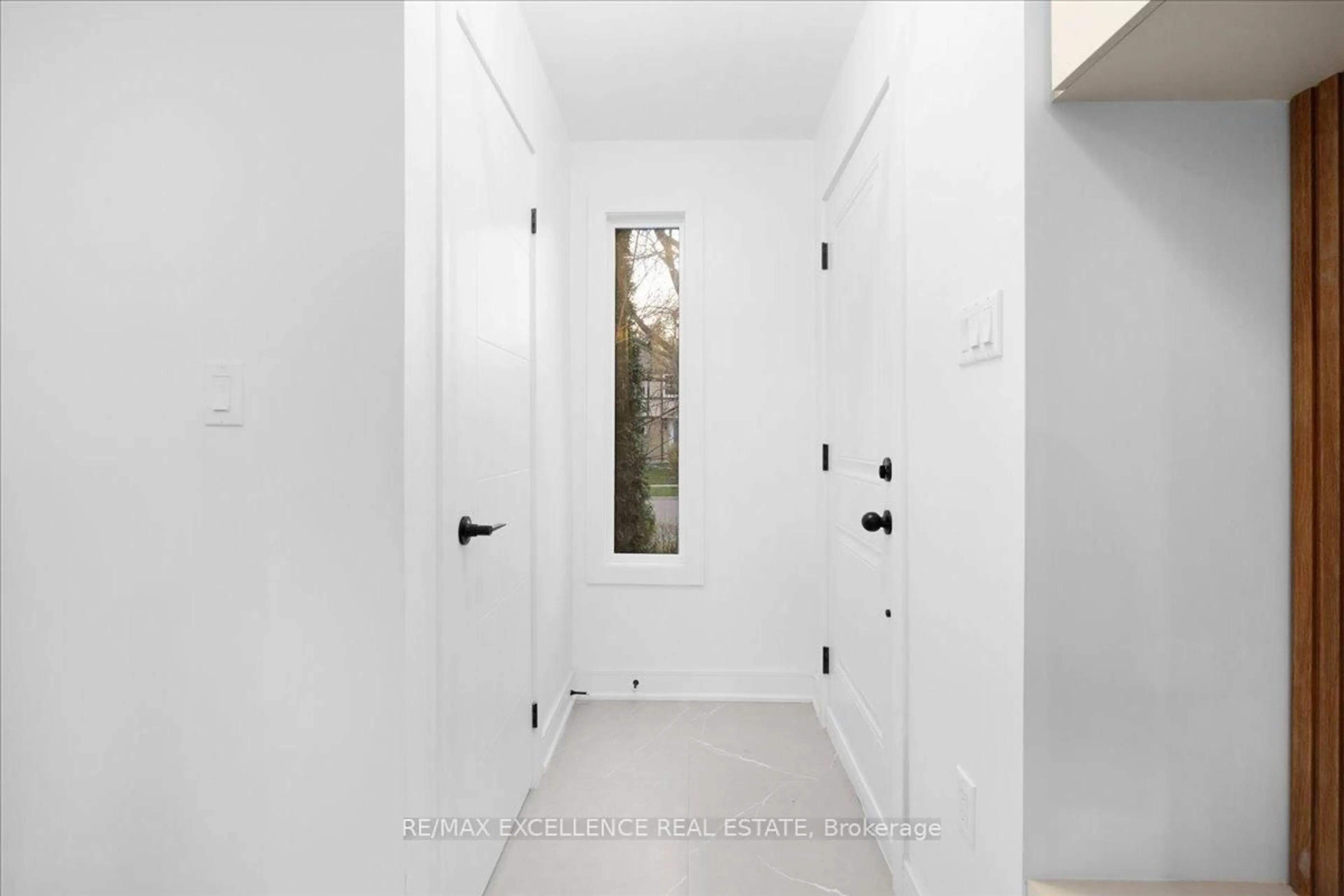 Indoor entryway for 731 Hillcroft St, Oshawa Ontario L1G 7H7