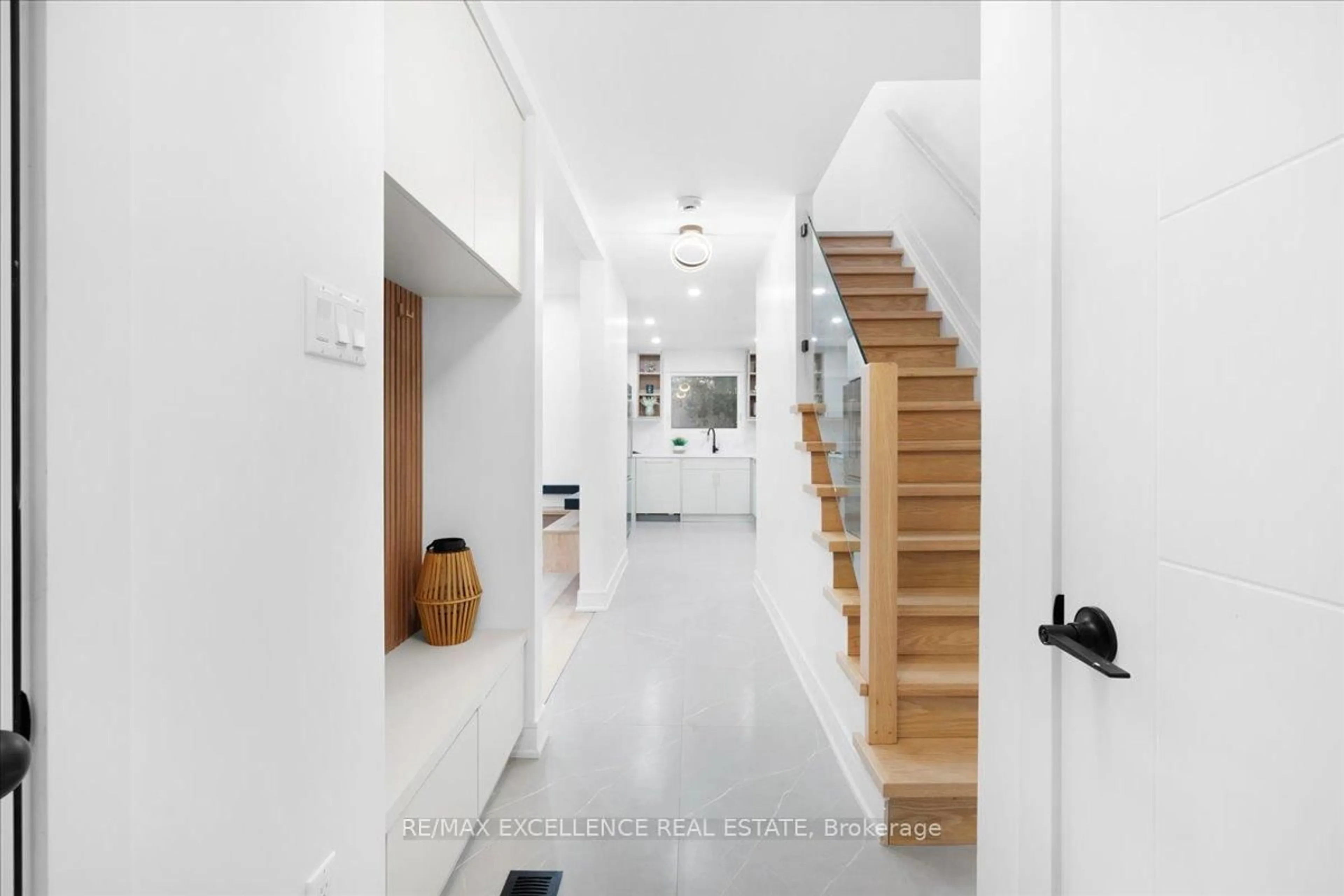 Indoor foyer for 731 Hillcroft St, Oshawa Ontario L1G 7H7