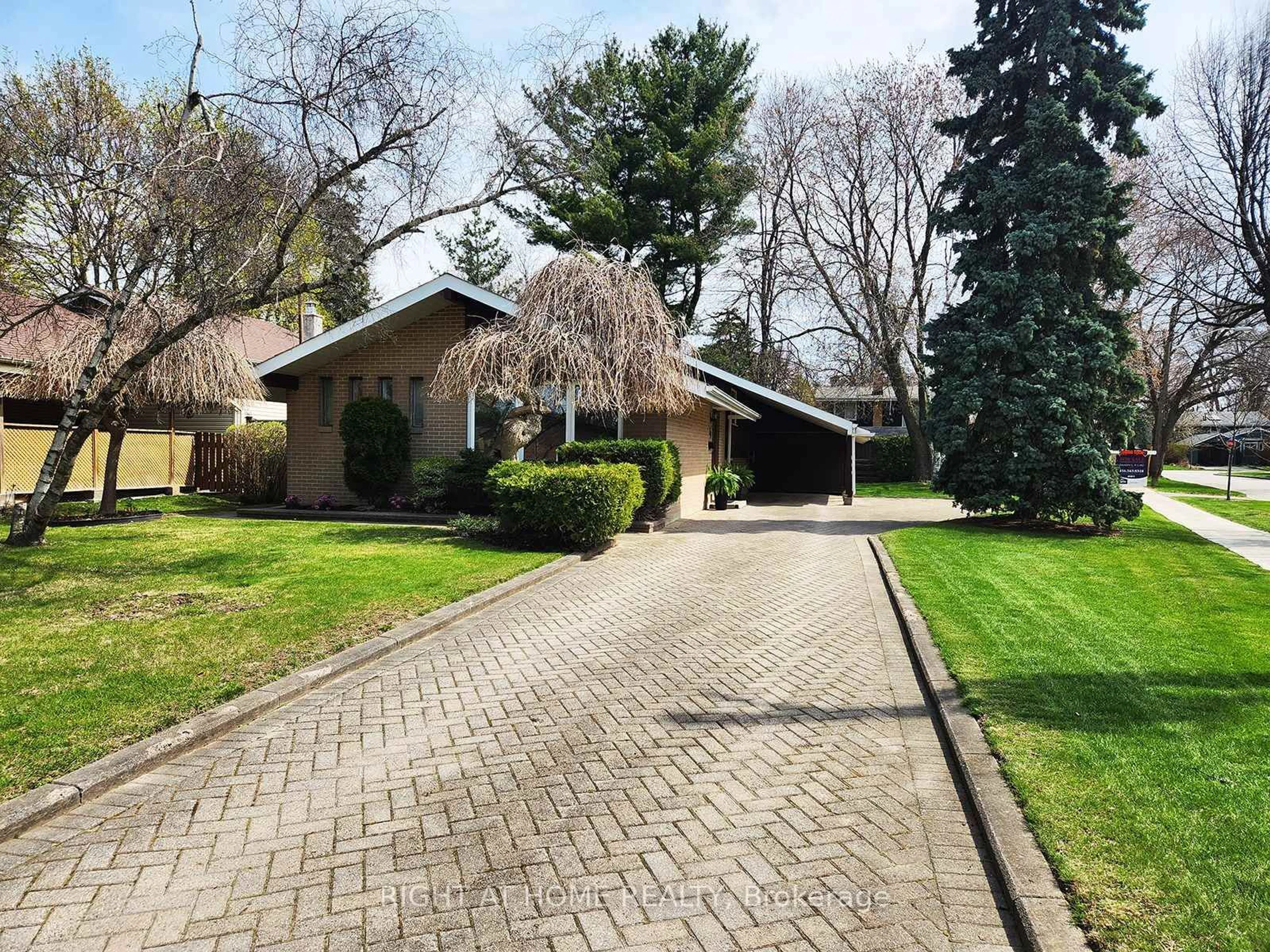 A pic from outside/outdoor area/front of a property/back of a property/a pic from drone, street for 30 Lesterwood Cres, Toronto Ontario M1P 3L7