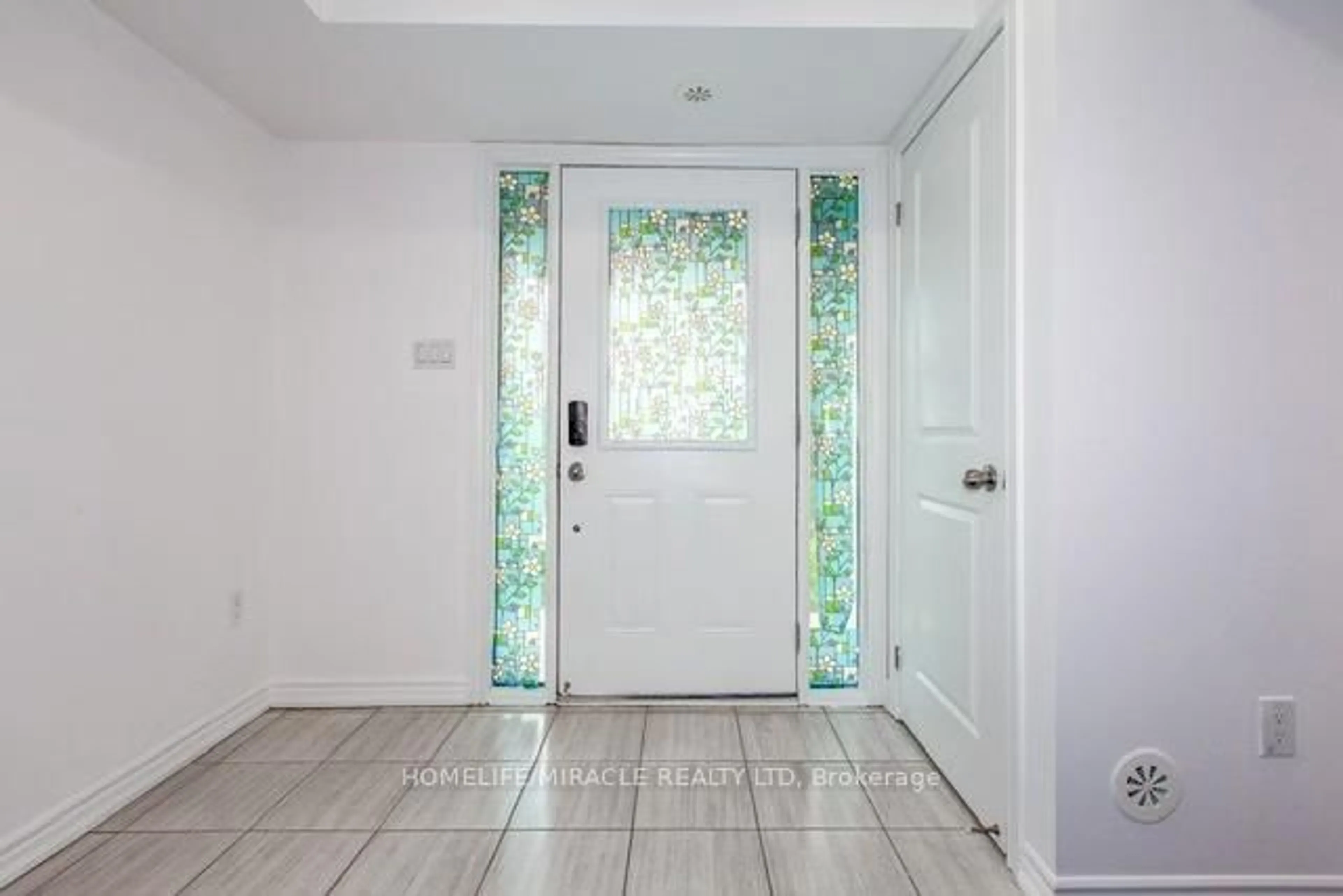 Indoor entryway for 2639 Garrison Crossings Cres #213, Pickering Ontario L1X 0E4