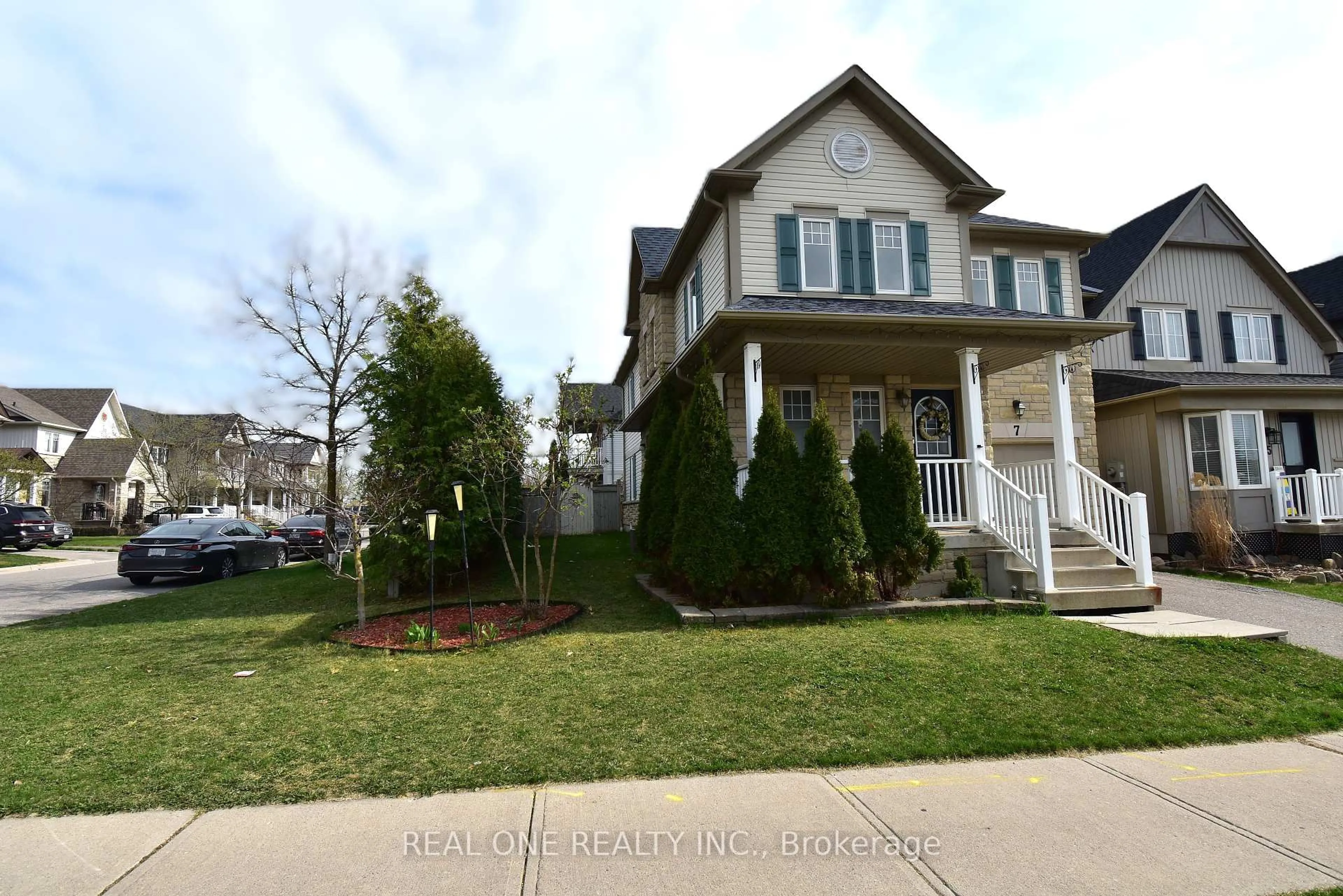 Home with vinyl exterior material, street for 7 Settler's Crt, Whitby Ontario L1M 2L3