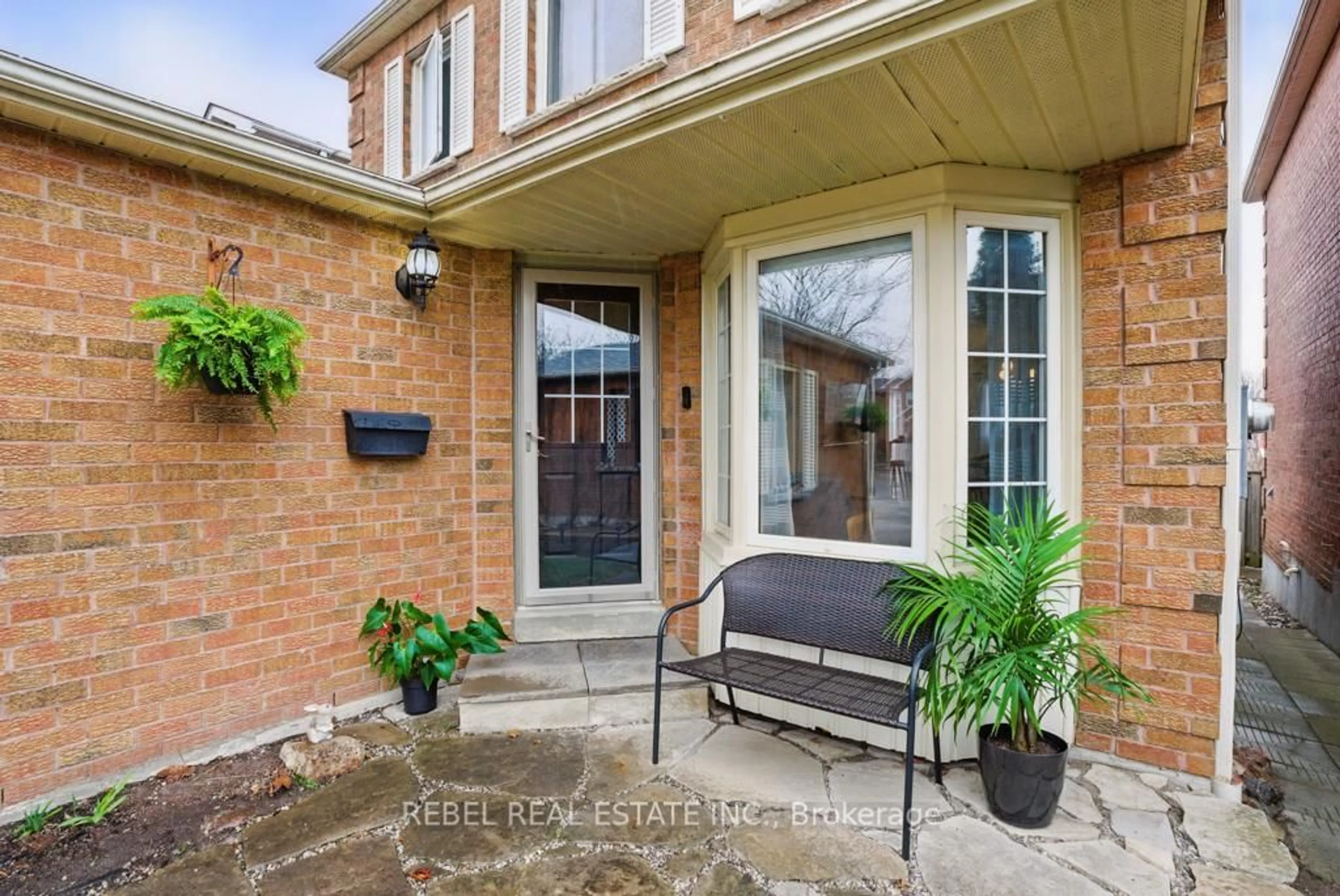 Indoor entryway for 88 Fernbank Pl, Whitby Ontario L1R 1T2