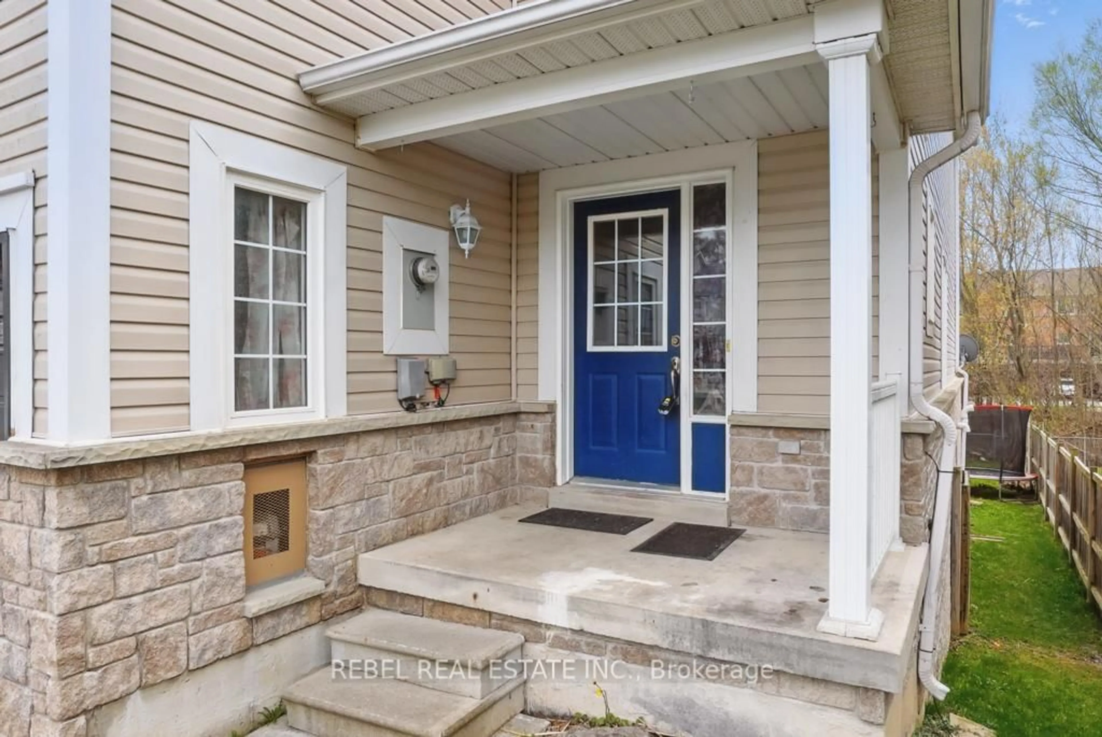 Indoor entryway for 33 Hanna Dr, Clarington Ontario L1C 5M4