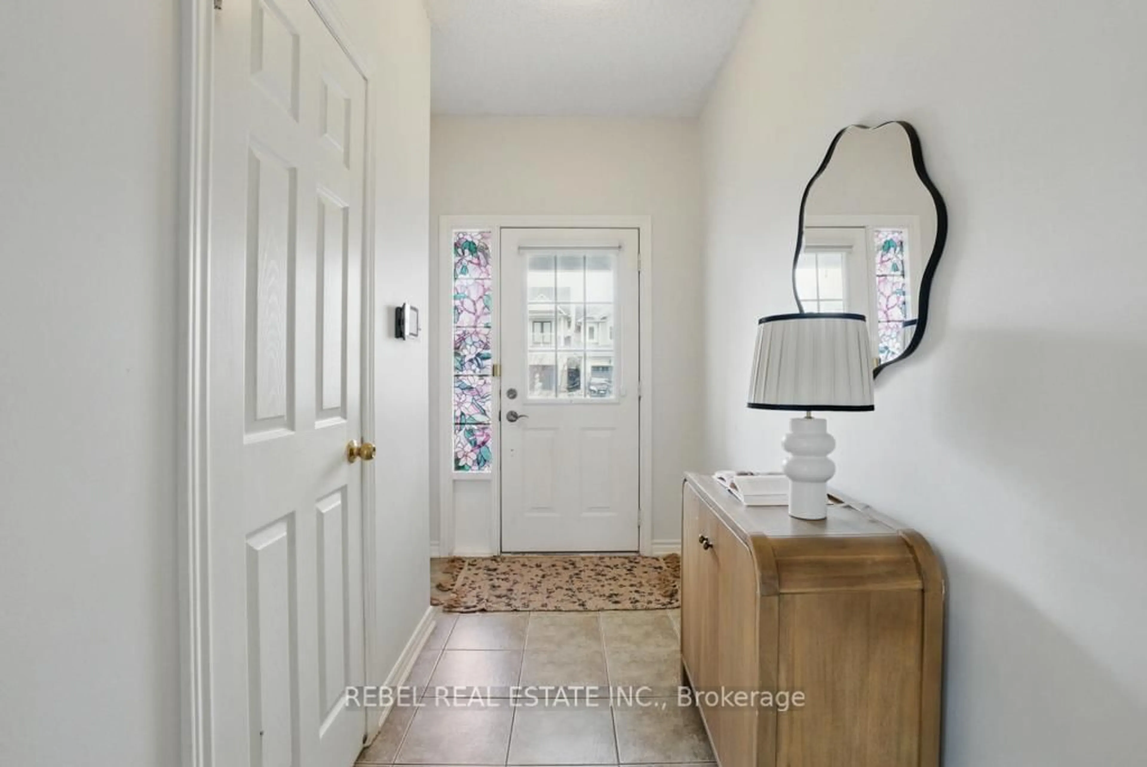 Indoor entryway for 33 Hanna Dr, Clarington Ontario L1C 5M4