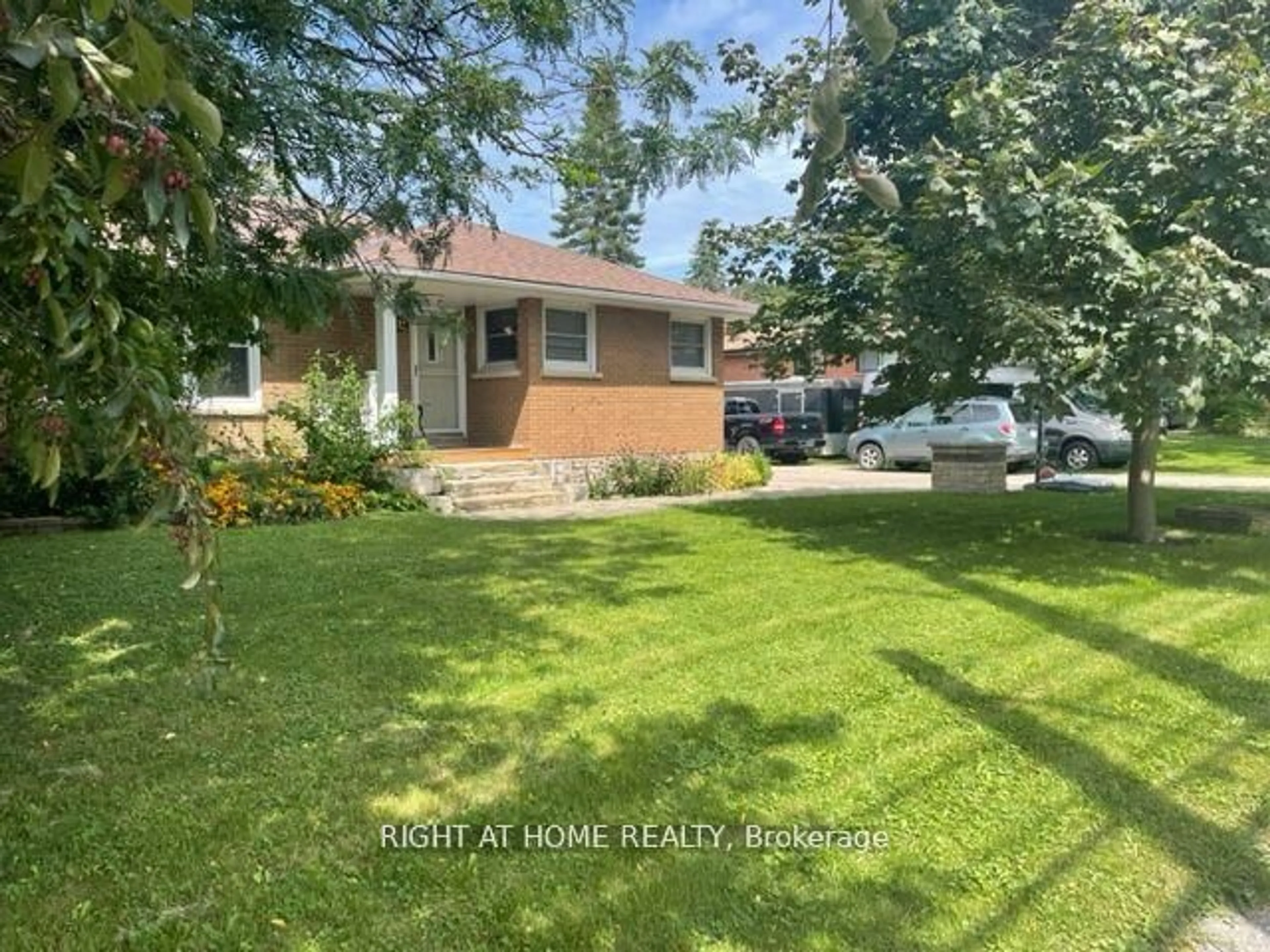 A pic from outside/outdoor area/front of a property/back of a property/a pic from drone, street for 132 Winchester Rd, Whitby Ontario L1M 1X2
