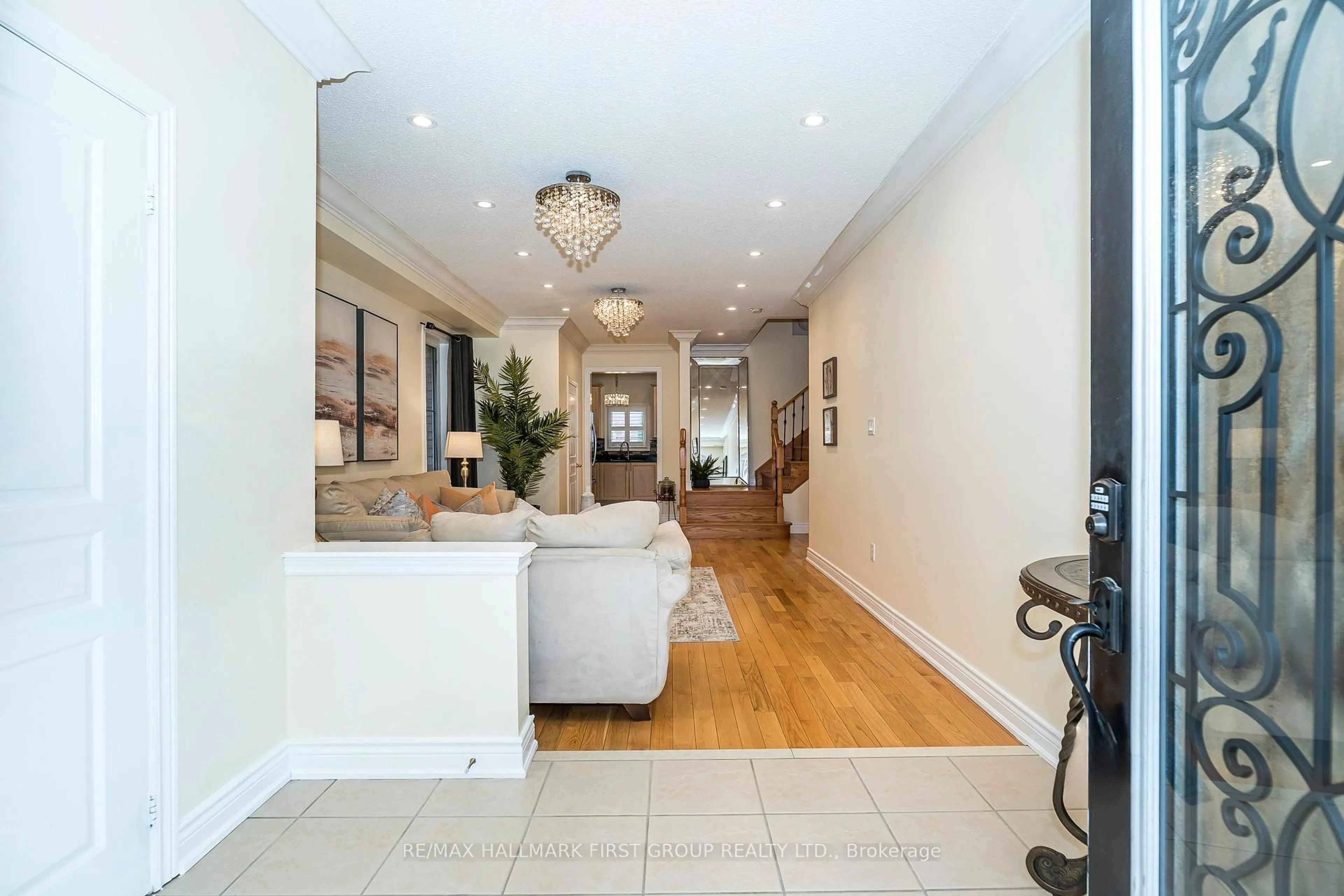 Indoor foyer for 75 Muscat Cres, Ajax Ontario L1Z 0B8