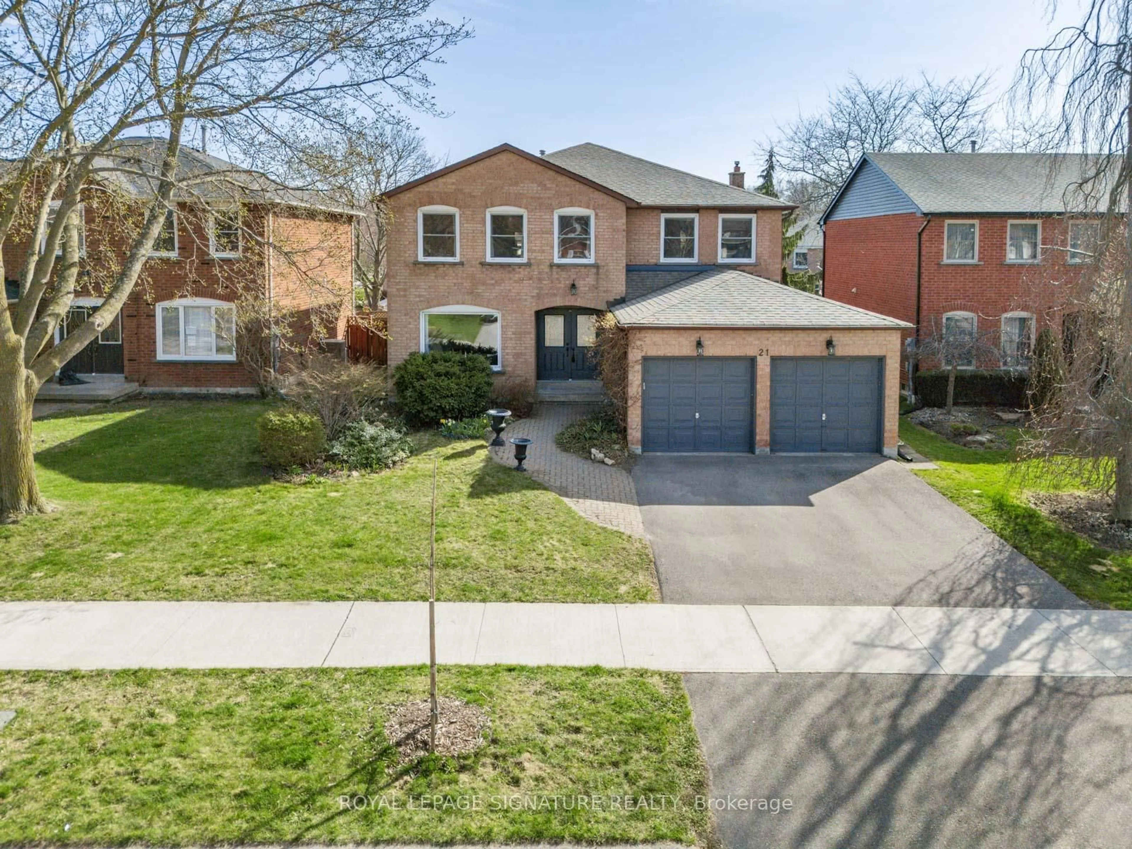 A pic from outside/outdoor area/front of a property/back of a property/a pic from drone, street for 21 Clearlake Ave, Toronto Ontario M1C 4L7