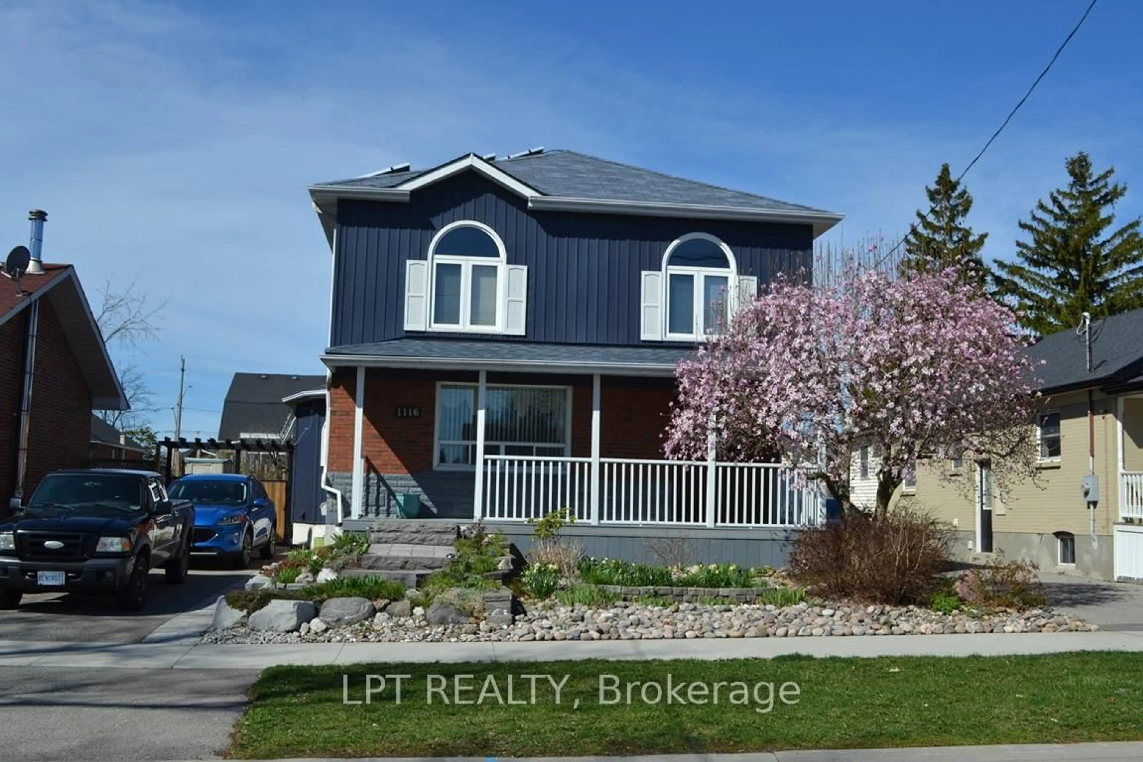 Home with vinyl exterior material, street for 1116 Green St, Whitby Ontario L1N 4G7
