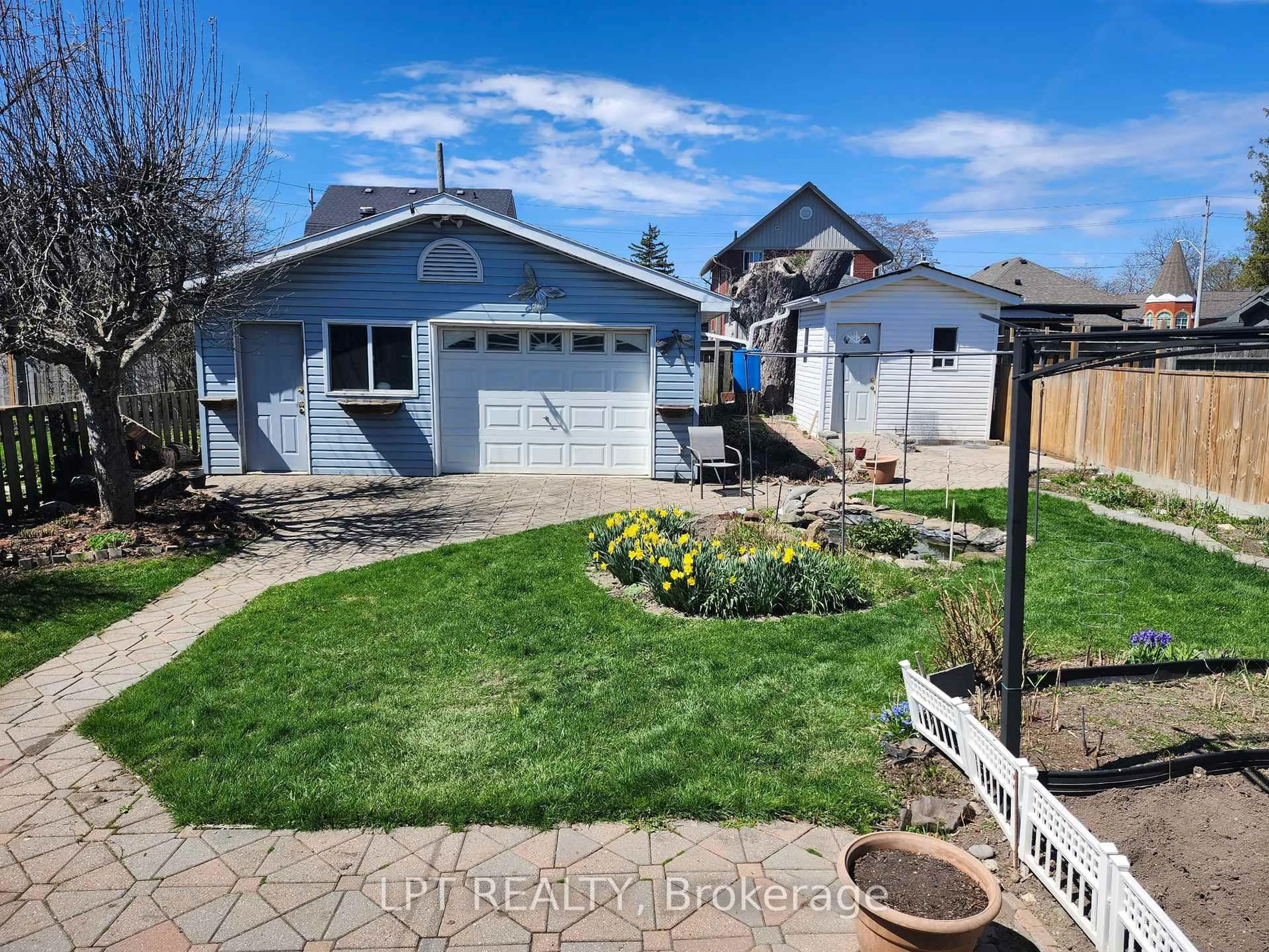 A pic from outside/outdoor area/front of a property/back of a property/a pic from drone, street for 1116 Green St, Whitby Ontario L1N 4G7