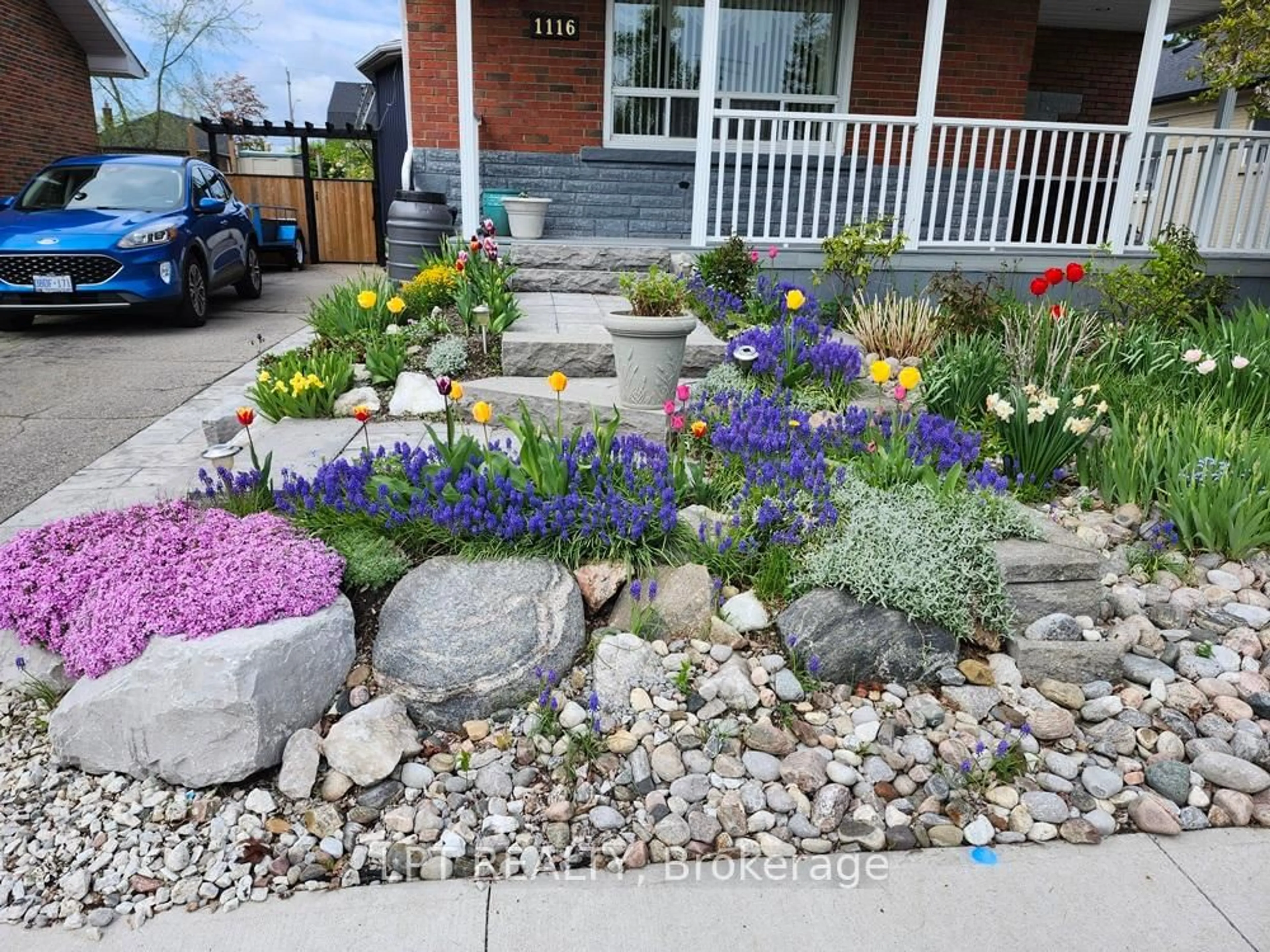 Patio, street for 1116 Green St, Whitby Ontario L1N 4G7
