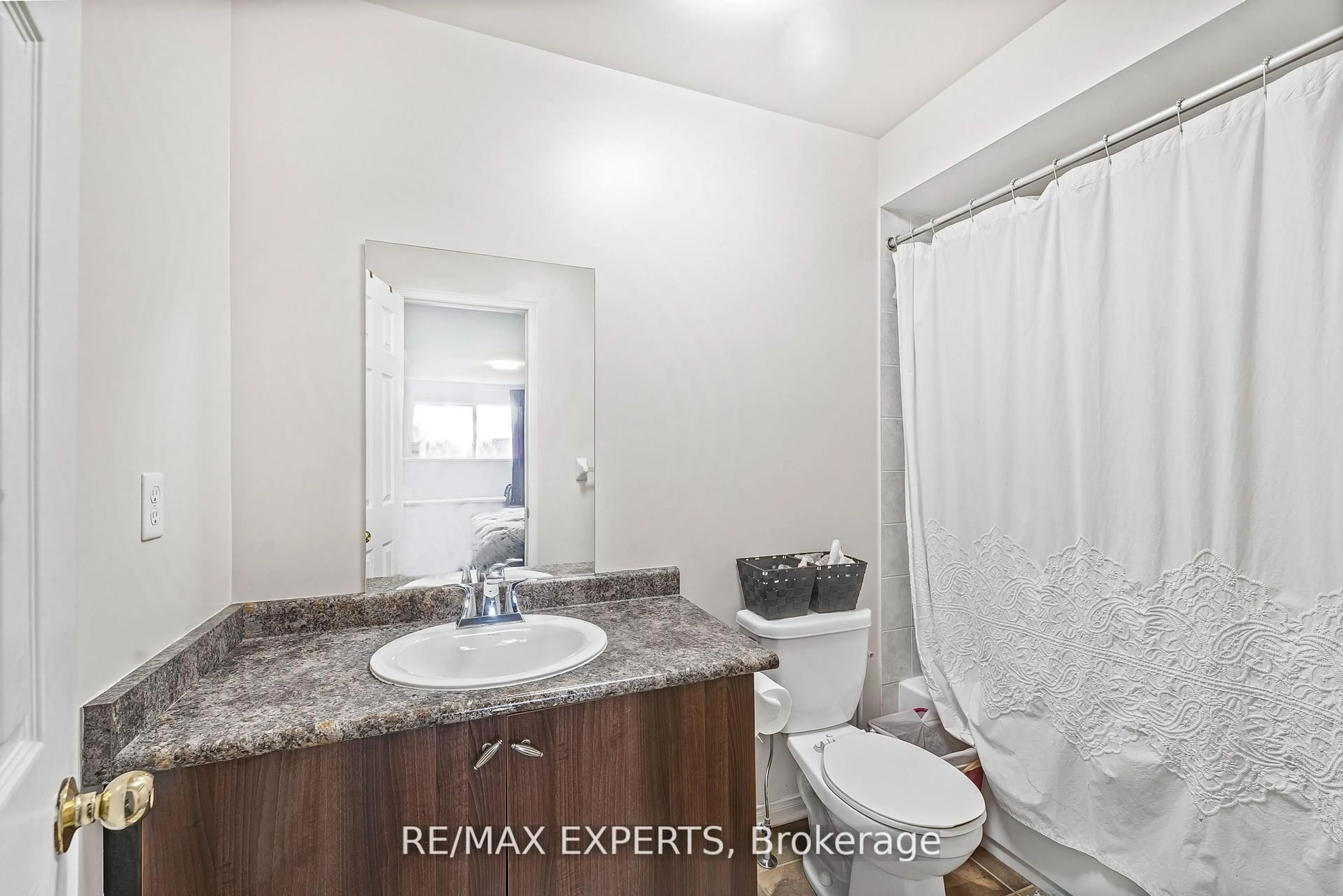 Standard bathroom, unknown for 129 Angier Cres, Ajax Ontario L1S 7R5