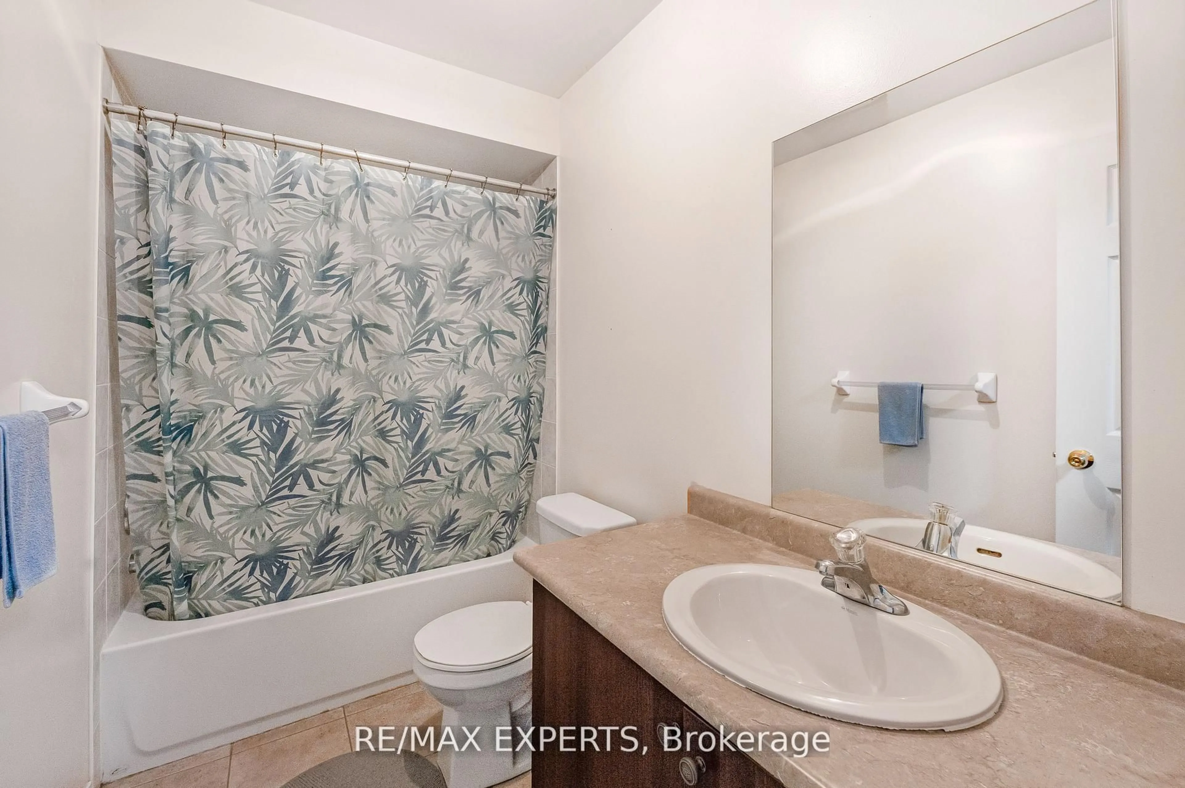Standard bathroom, unknown for 129 Angier Cres, Ajax Ontario L1S 7R5