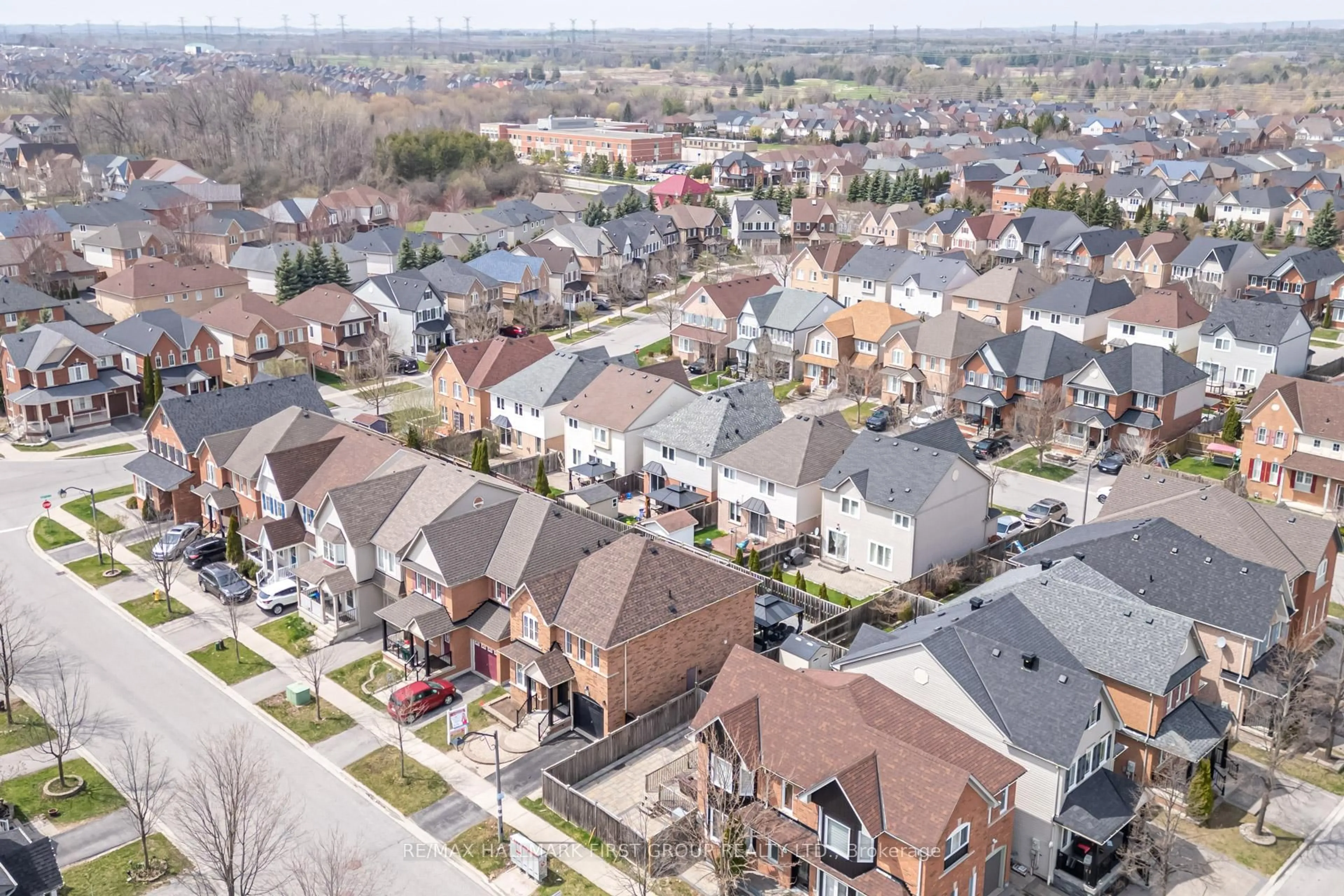 A pic from outside/outdoor area/front of a property/back of a property/a pic from drone, street for 14 Marriner Cres, Ajax Ontario L1Z 1Y9