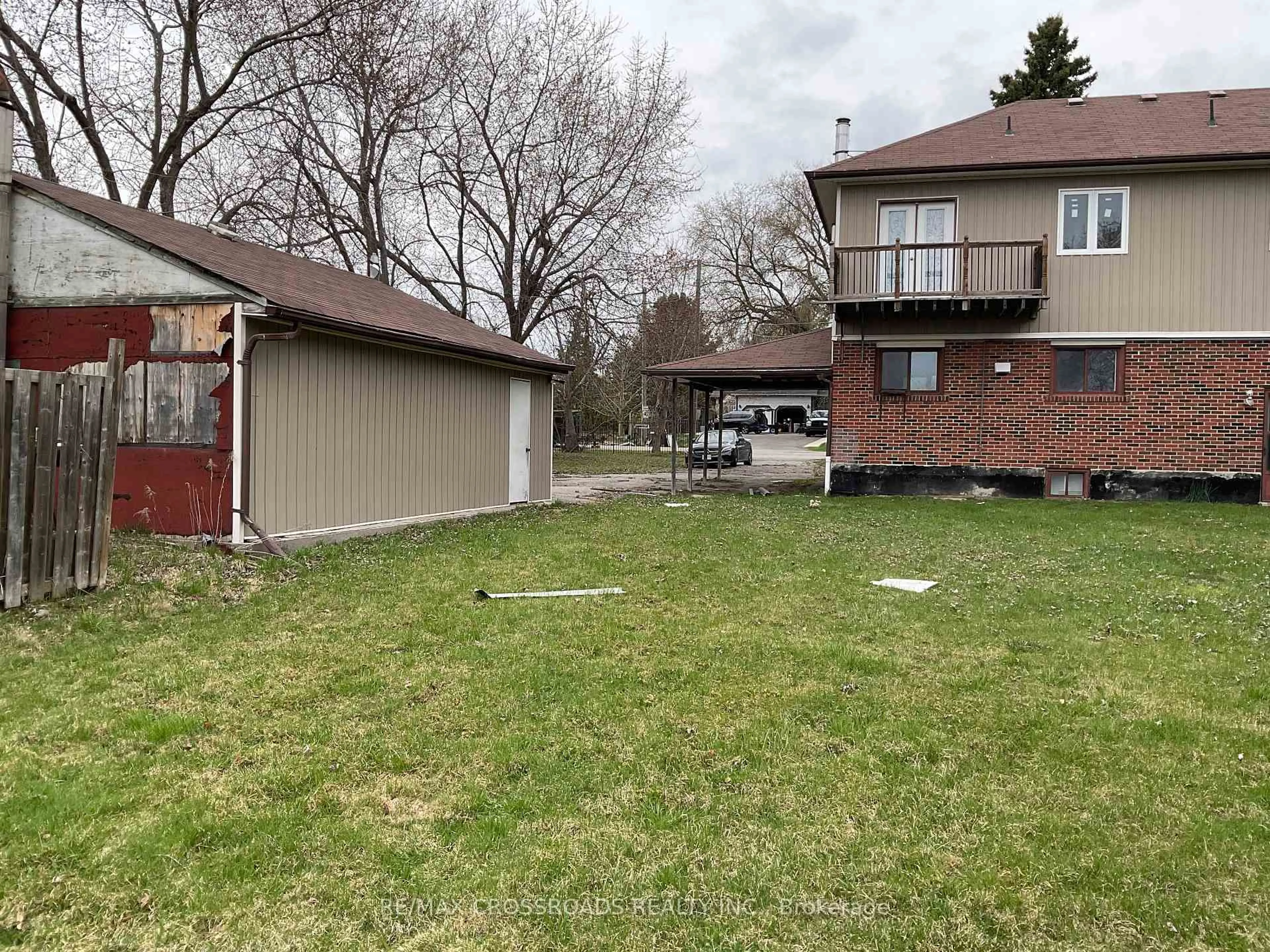 A pic from outside/outdoor area/front of a property/back of a property/a pic from drone, street for 239 Davidson St, Pickering Ontario L1V 2P9