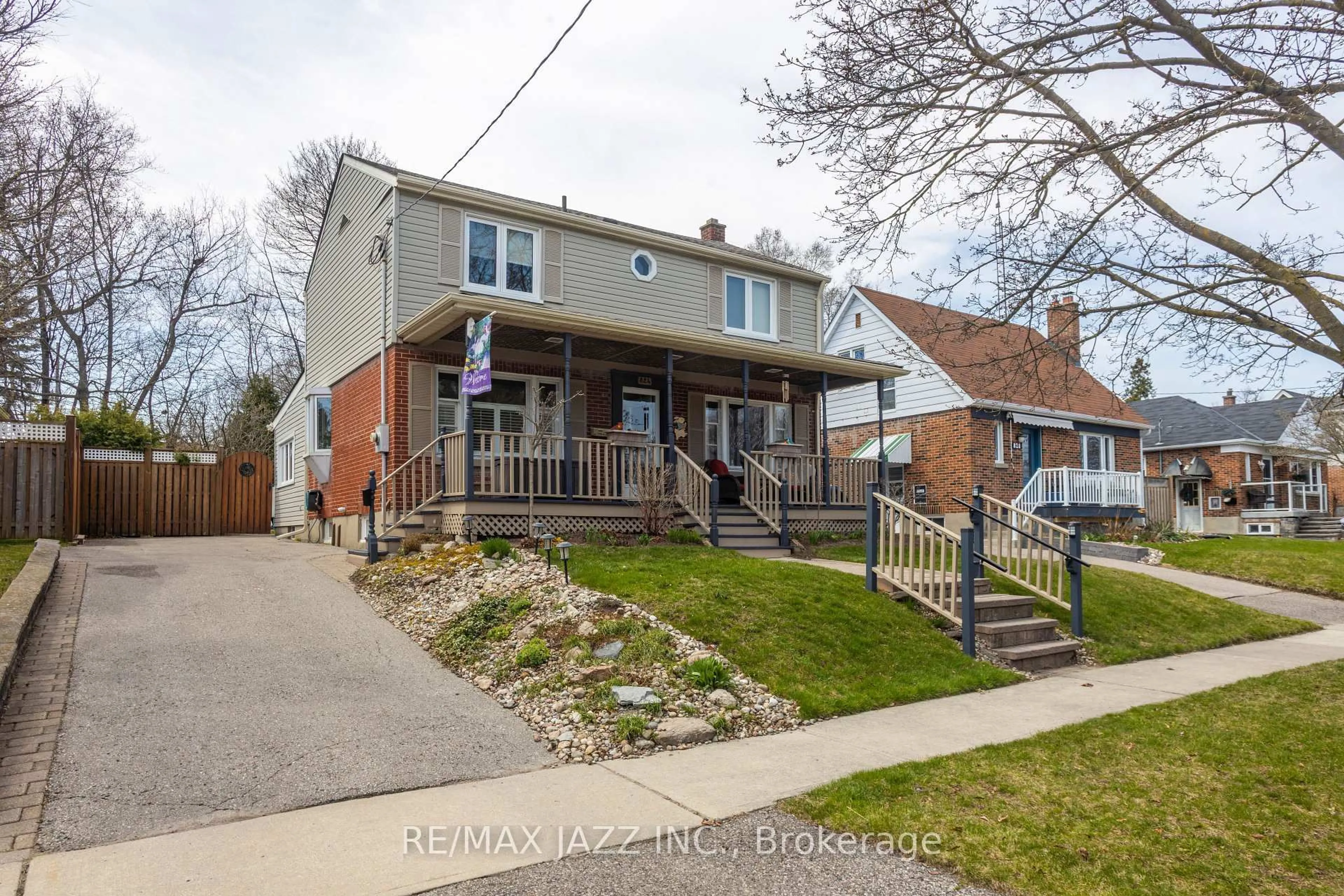 Home with brick exterior material, street for 824 Masson St, Oshawa Ontario L1G 5A9