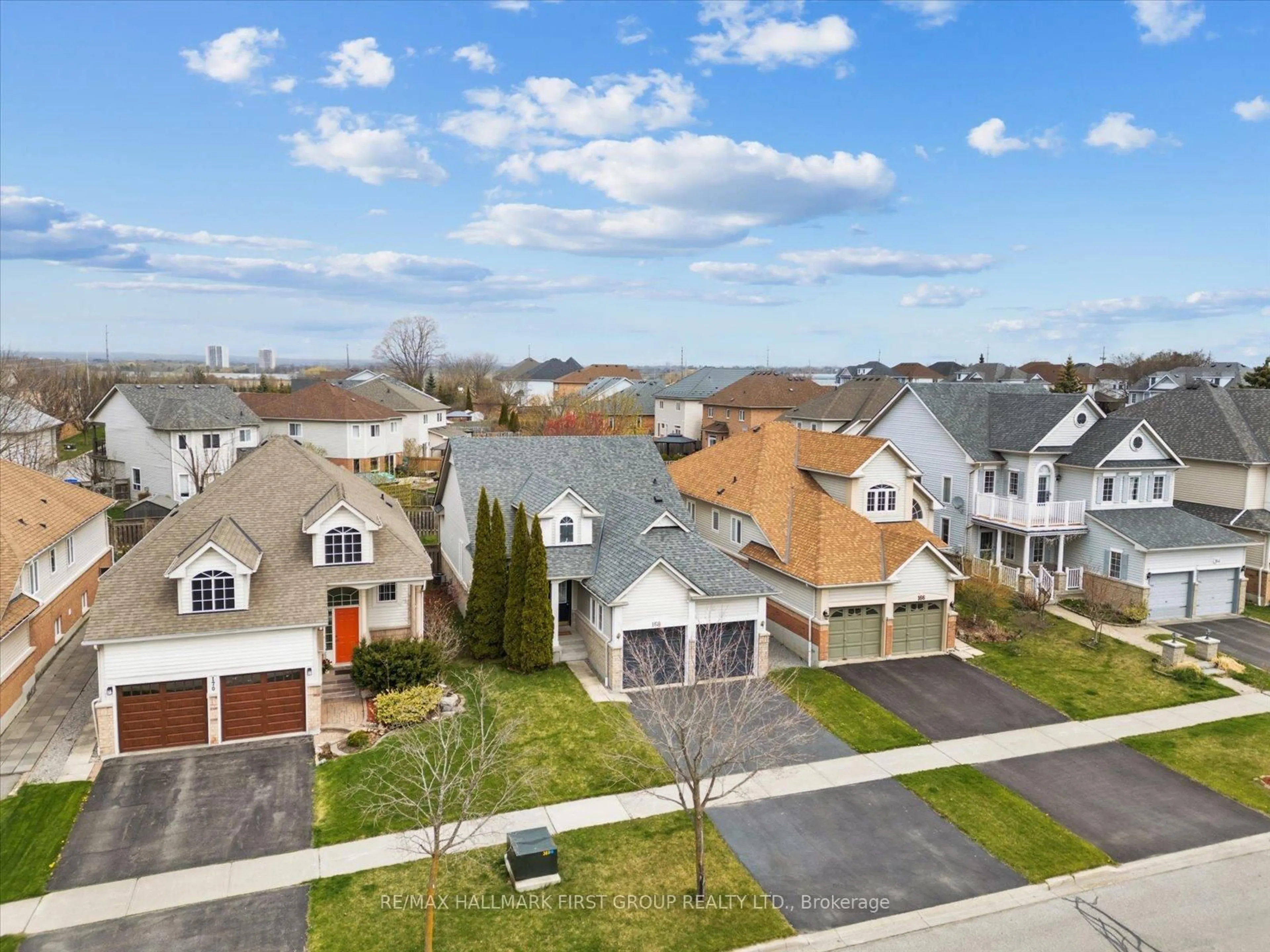 A pic from outside/outdoor area/front of a property/back of a property/a pic from drone, street for 168 Whitby Shores Green Way, Whitby Ontario L1N 9P6