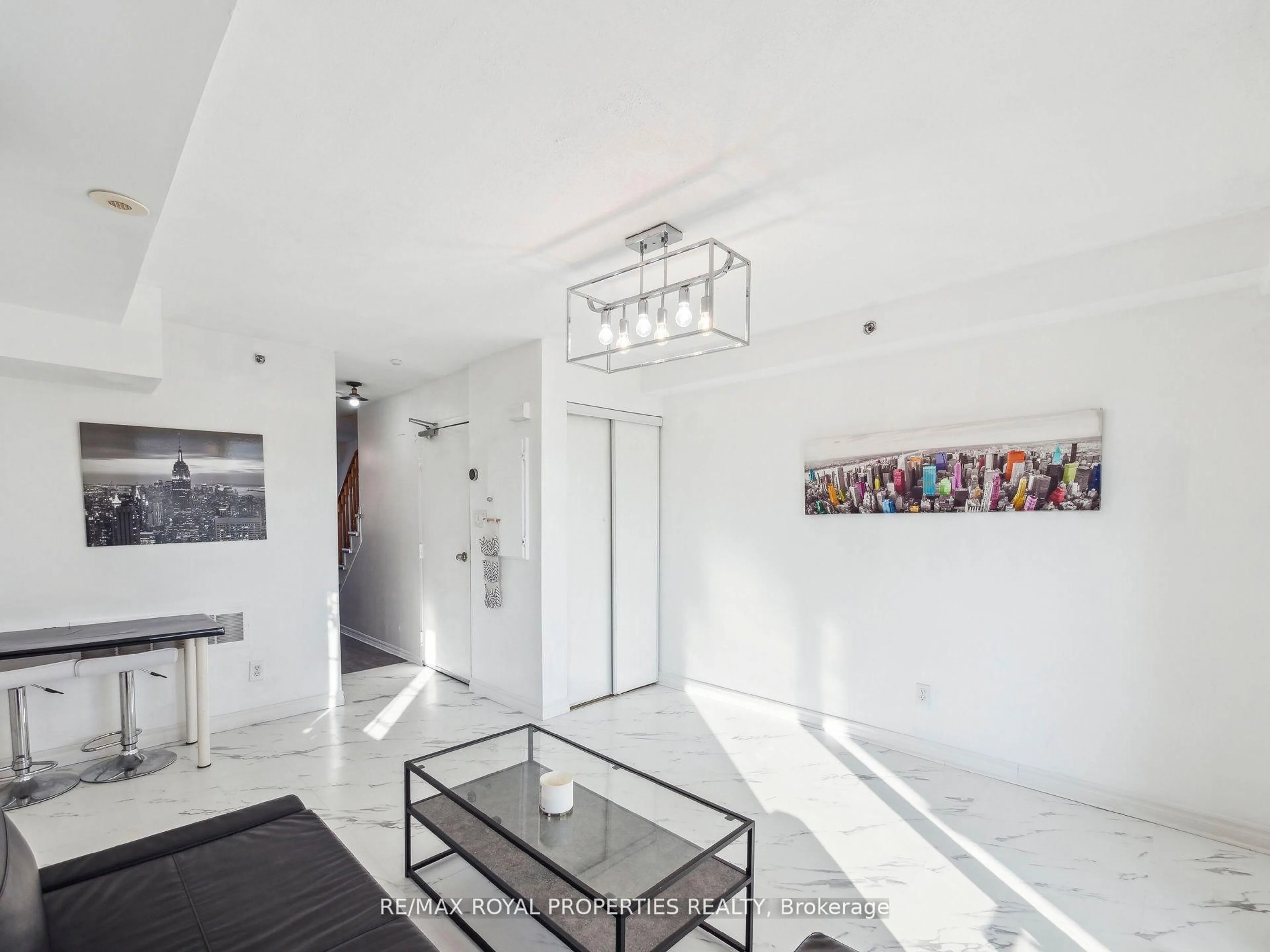 Indoor foyer for 593 Kennedy Rd #22, Toronto Ontario M1K 2B2
