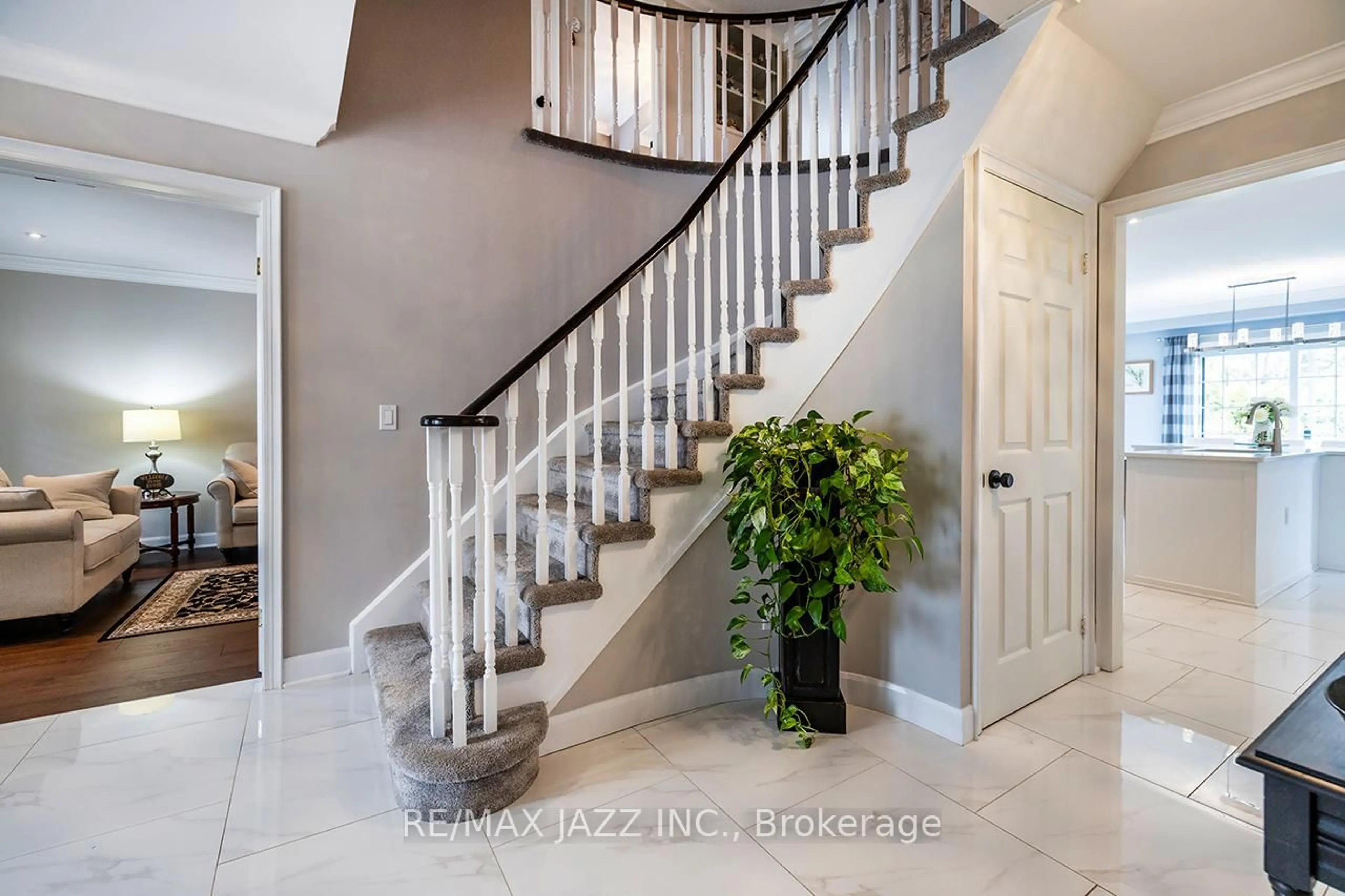Indoor entryway for 18 Chipperfield Cres, Whitby Ontario L1R 1P1