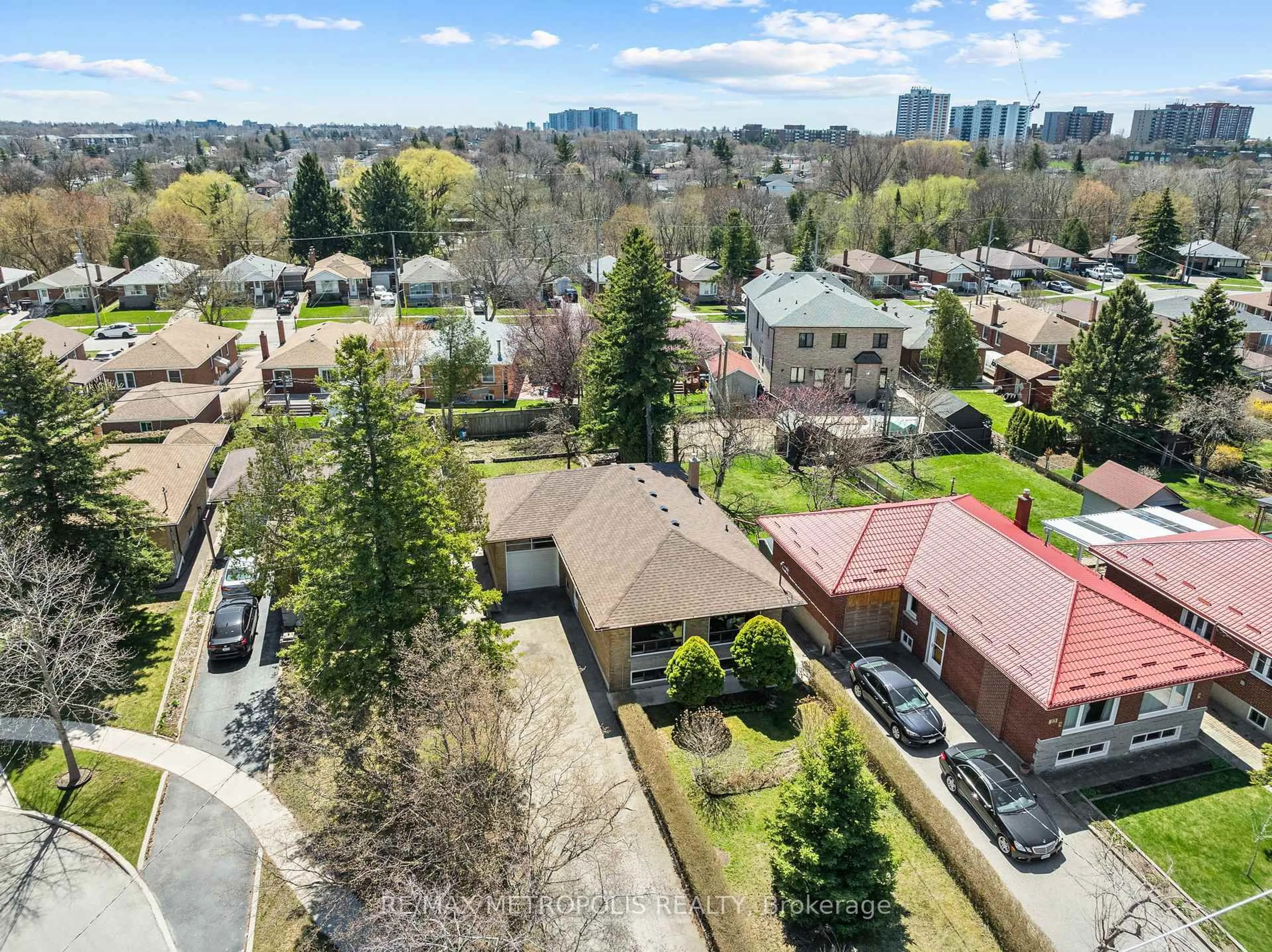 A pic from outside/outdoor area/front of a property/back of a property/a pic from drone, street for 25 Kells Ave, Toronto Ontario M1K 4W6