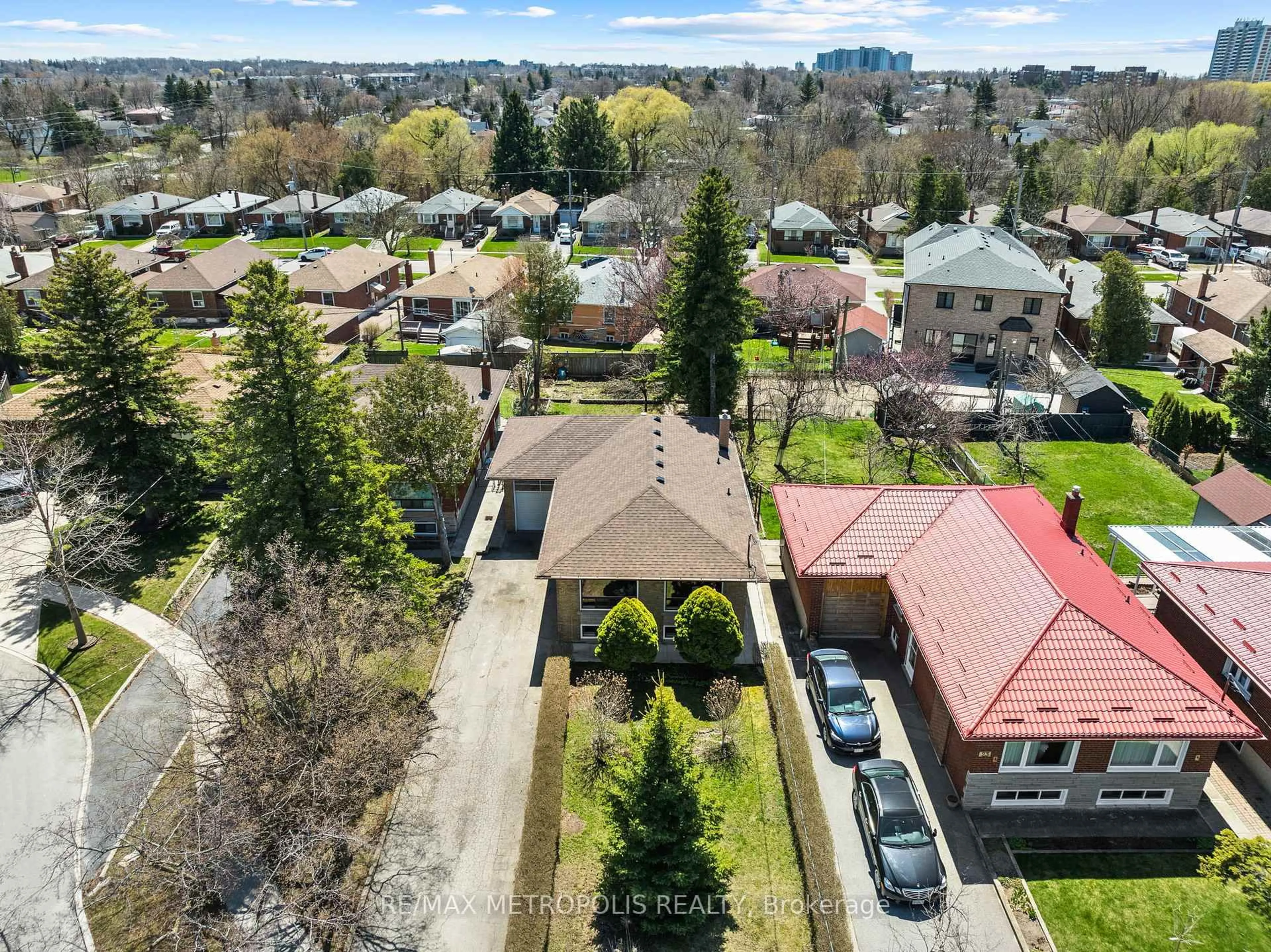 A pic from outside/outdoor area/front of a property/back of a property/a pic from drone, street for 25 Kells Ave, Toronto Ontario M1K 4W6