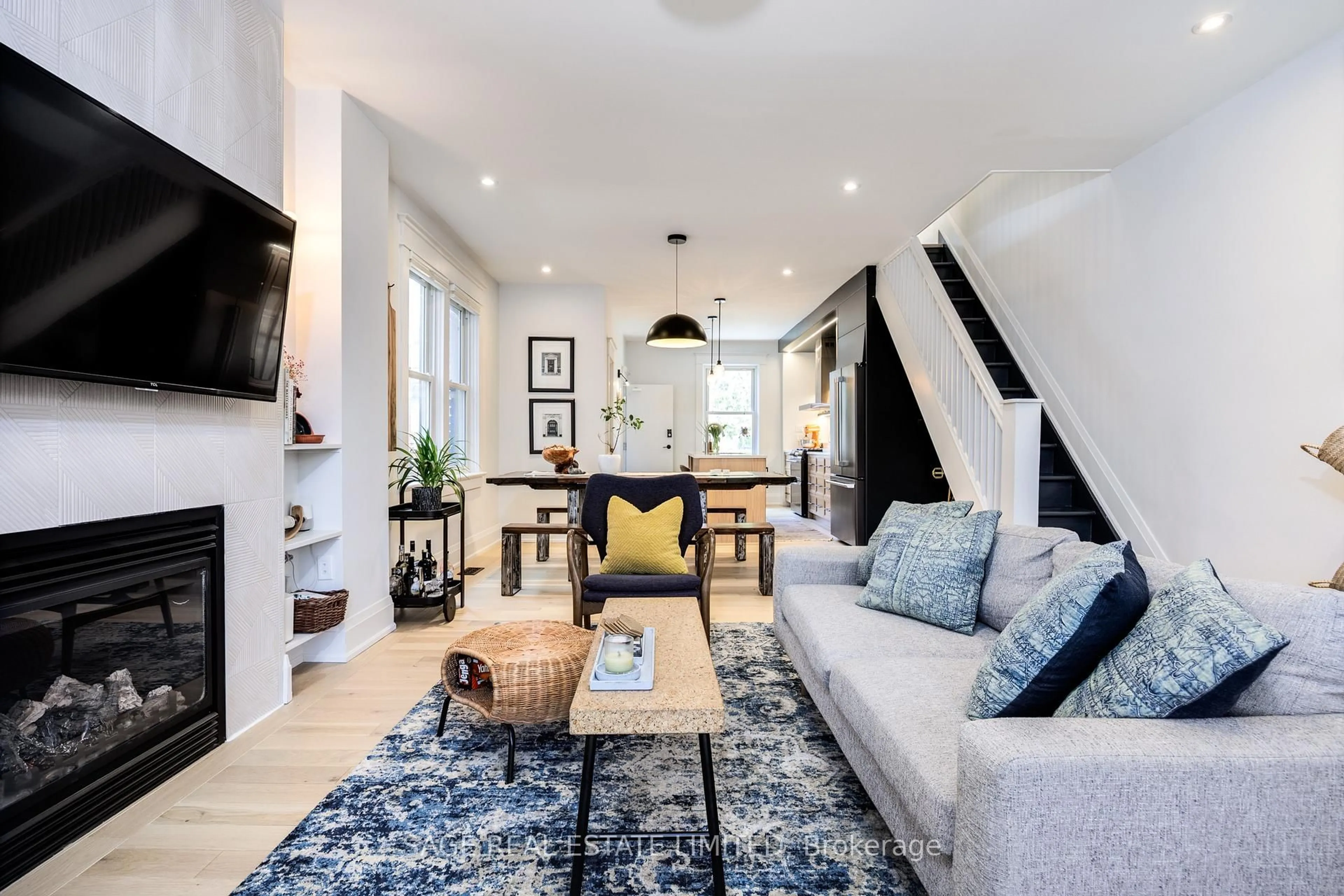 Living room with furniture, unknown for 184 Parkmount Rd, Toronto Ontario M4J 4V6
