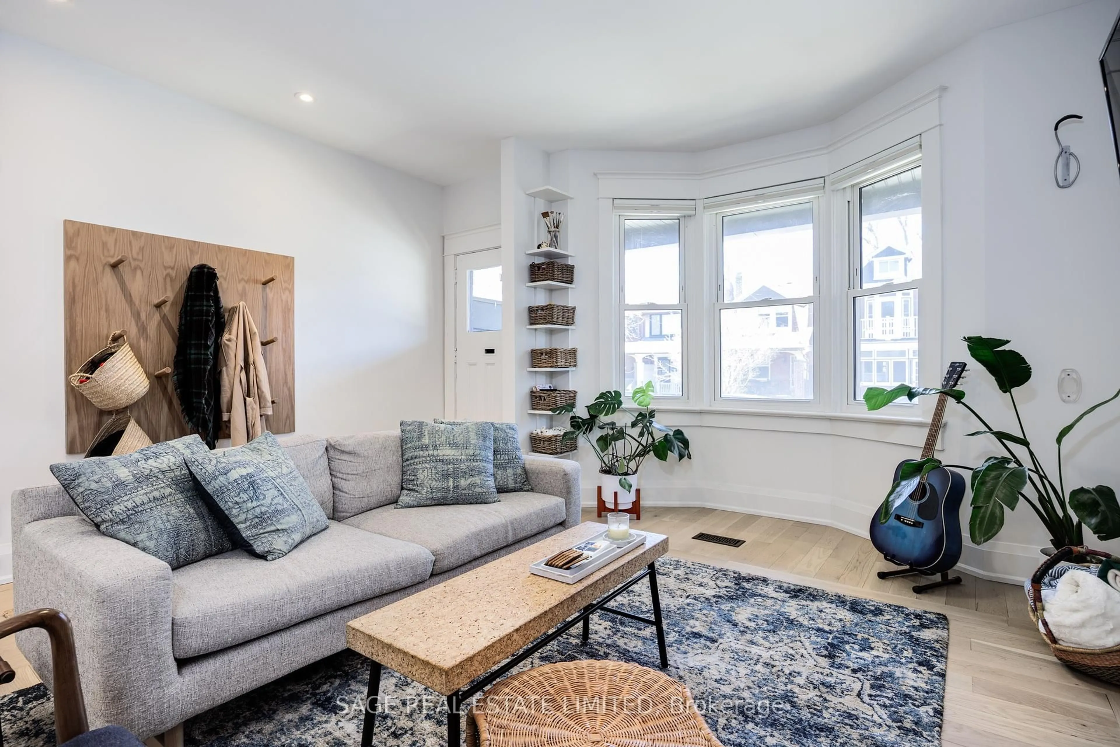 Living room with furniture, unknown for 184 Parkmount Rd, Toronto Ontario M4J 4V6