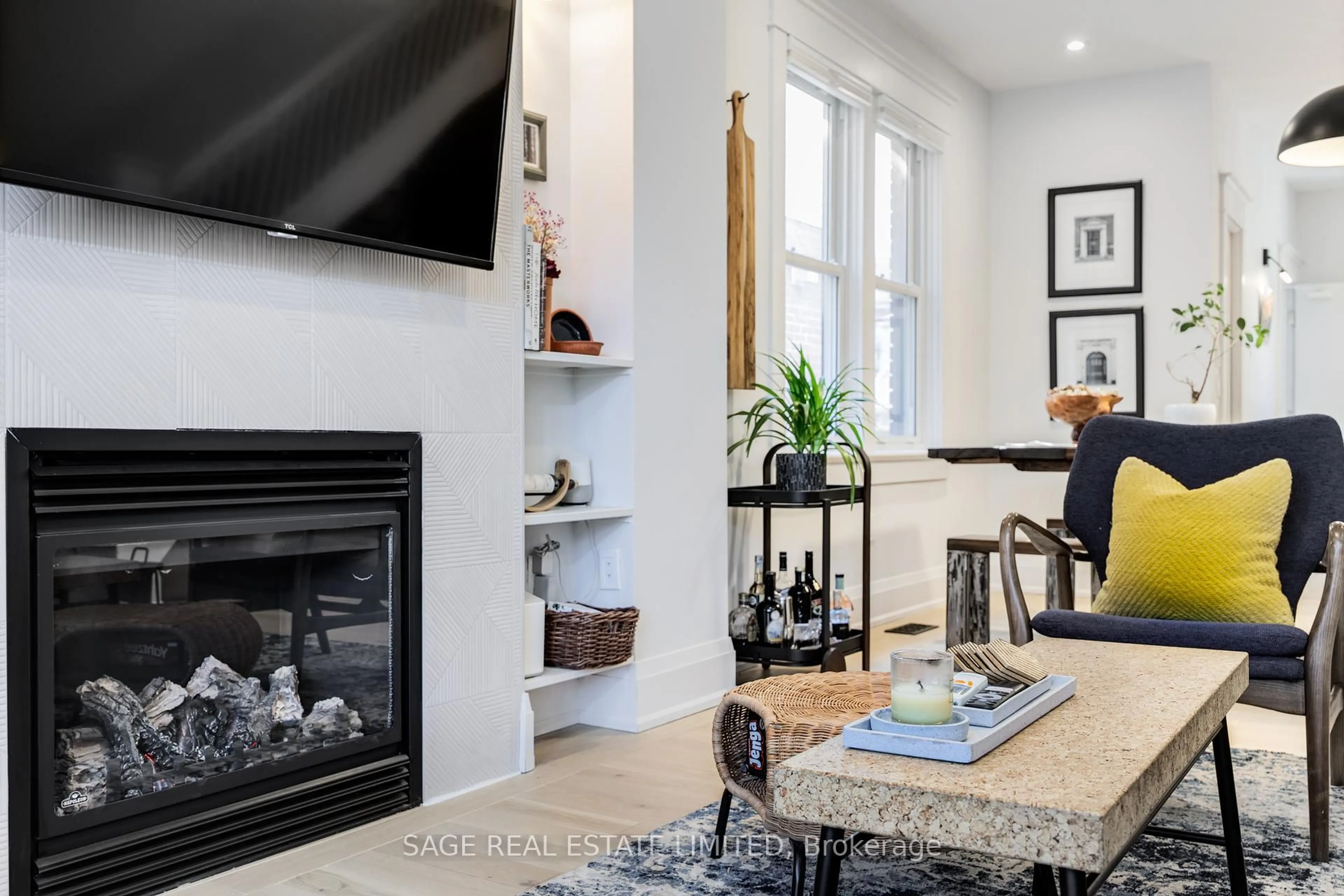 Living room with furniture, unknown for 184 Parkmount Rd, Toronto Ontario M4J 4V6