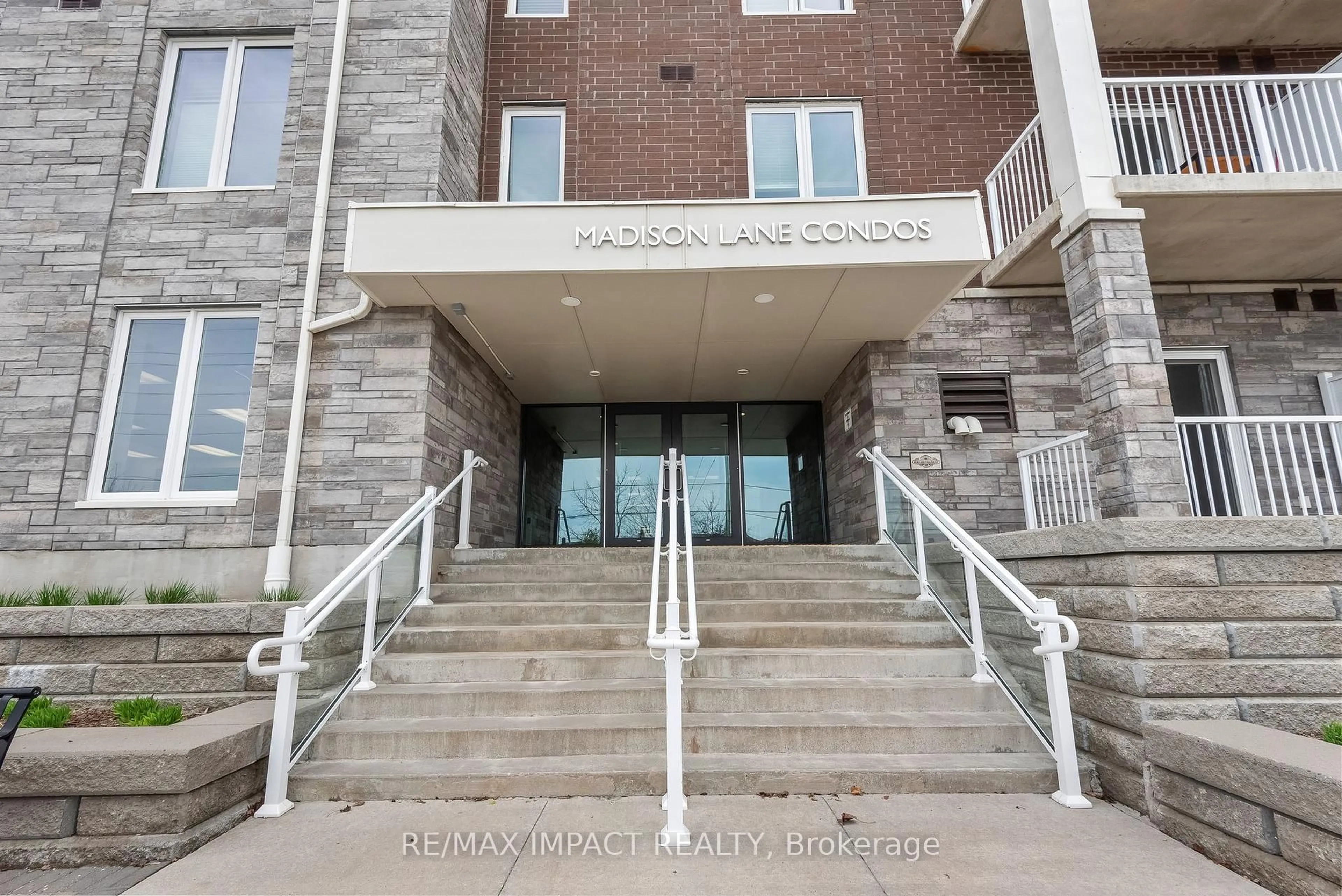 Indoor foyer for 290 Liberty St #305, Clarington Ontario L1C 0H3