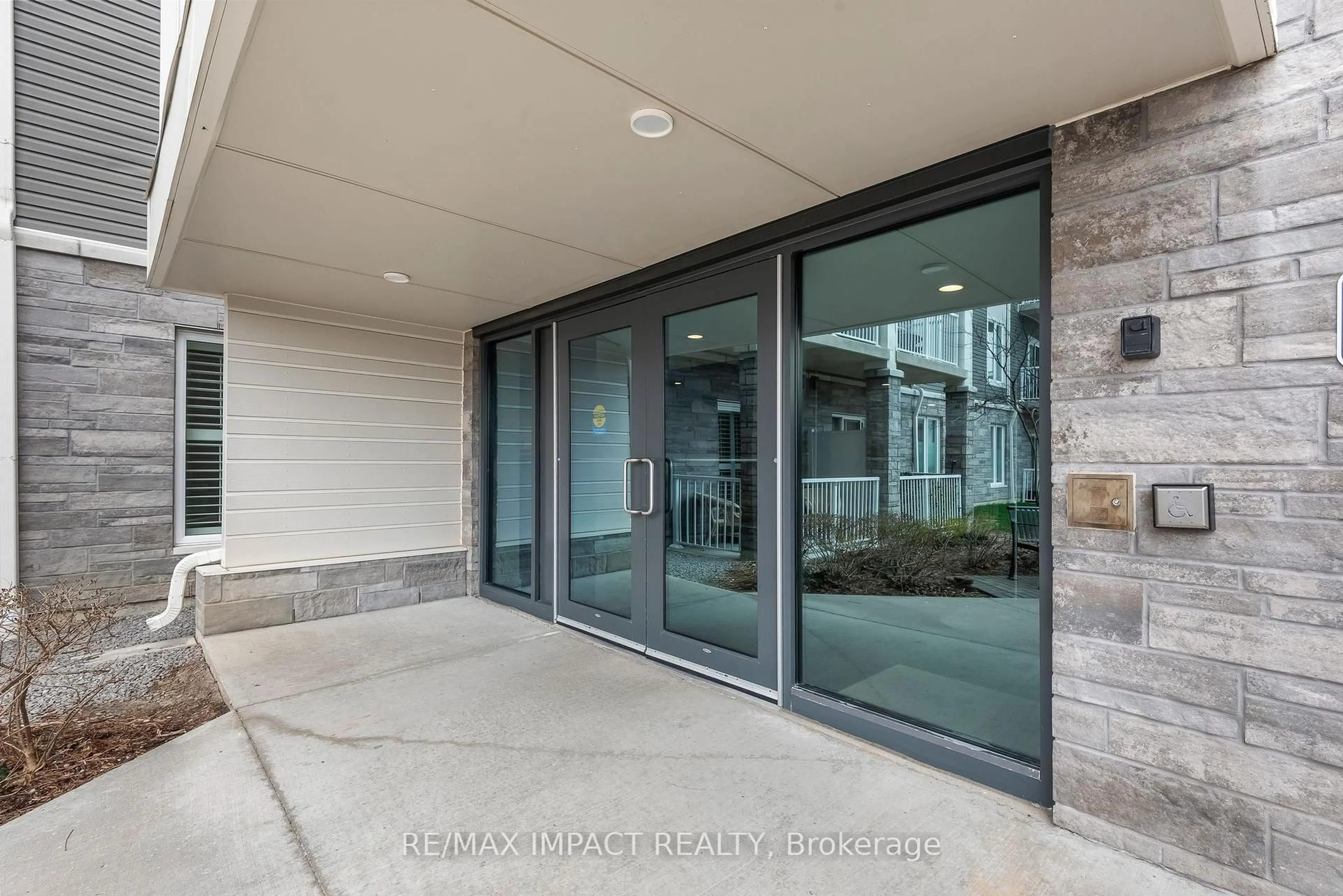 Indoor foyer for 290 Liberty St #305, Clarington Ontario L1C 0H3
