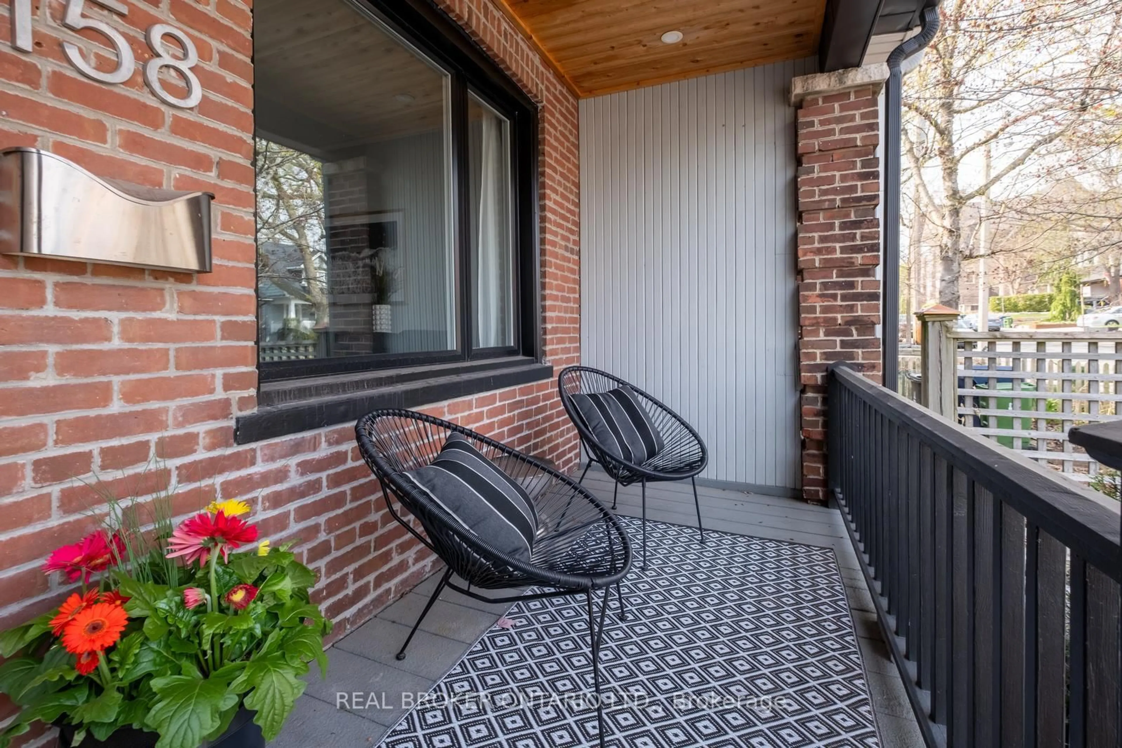 Patio, street for 158 Golfview Ave, Toronto Ontario M4E 2K5