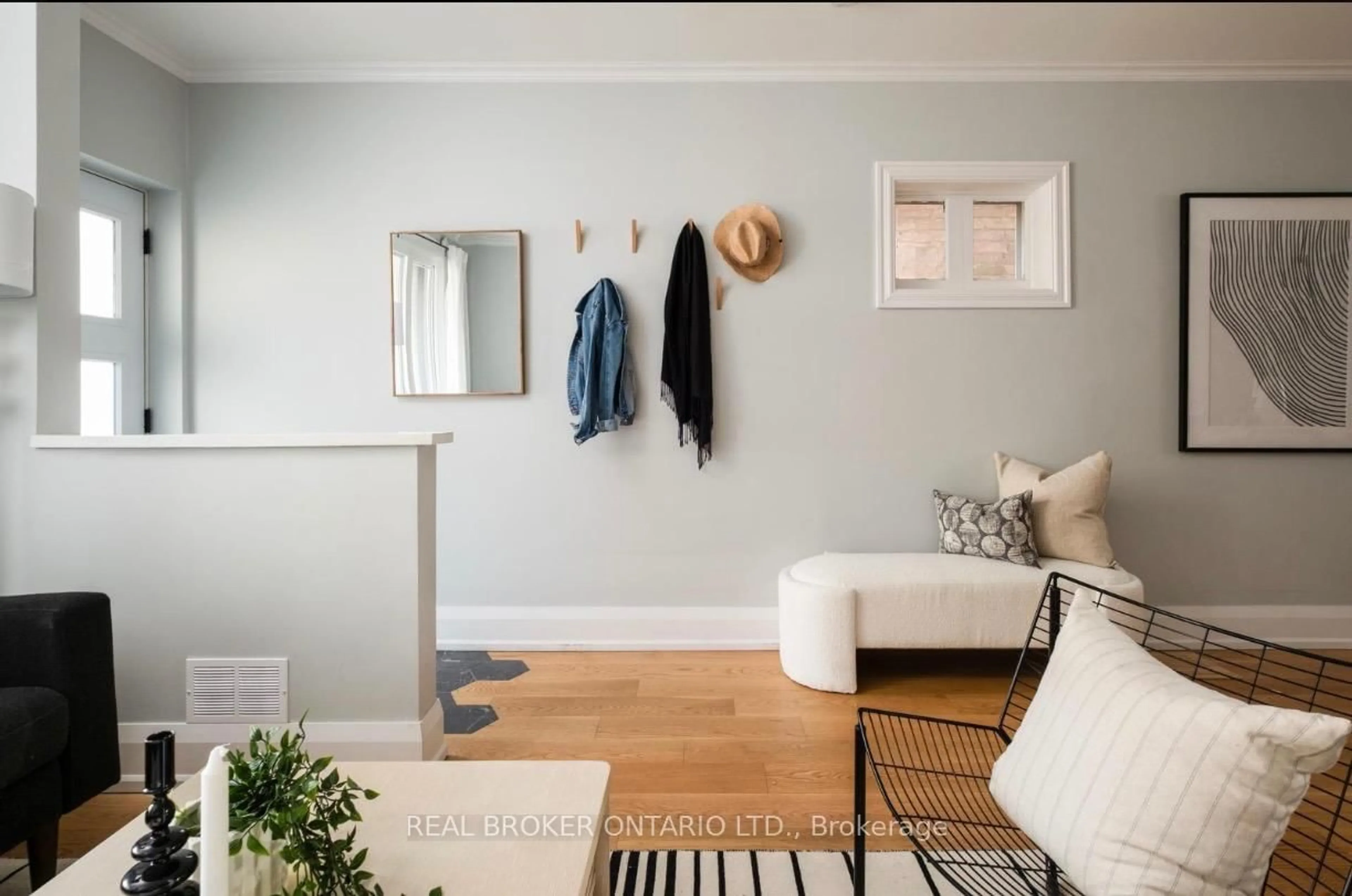 Indoor entryway for 158 Golfview Ave, Toronto Ontario M4E 2K5