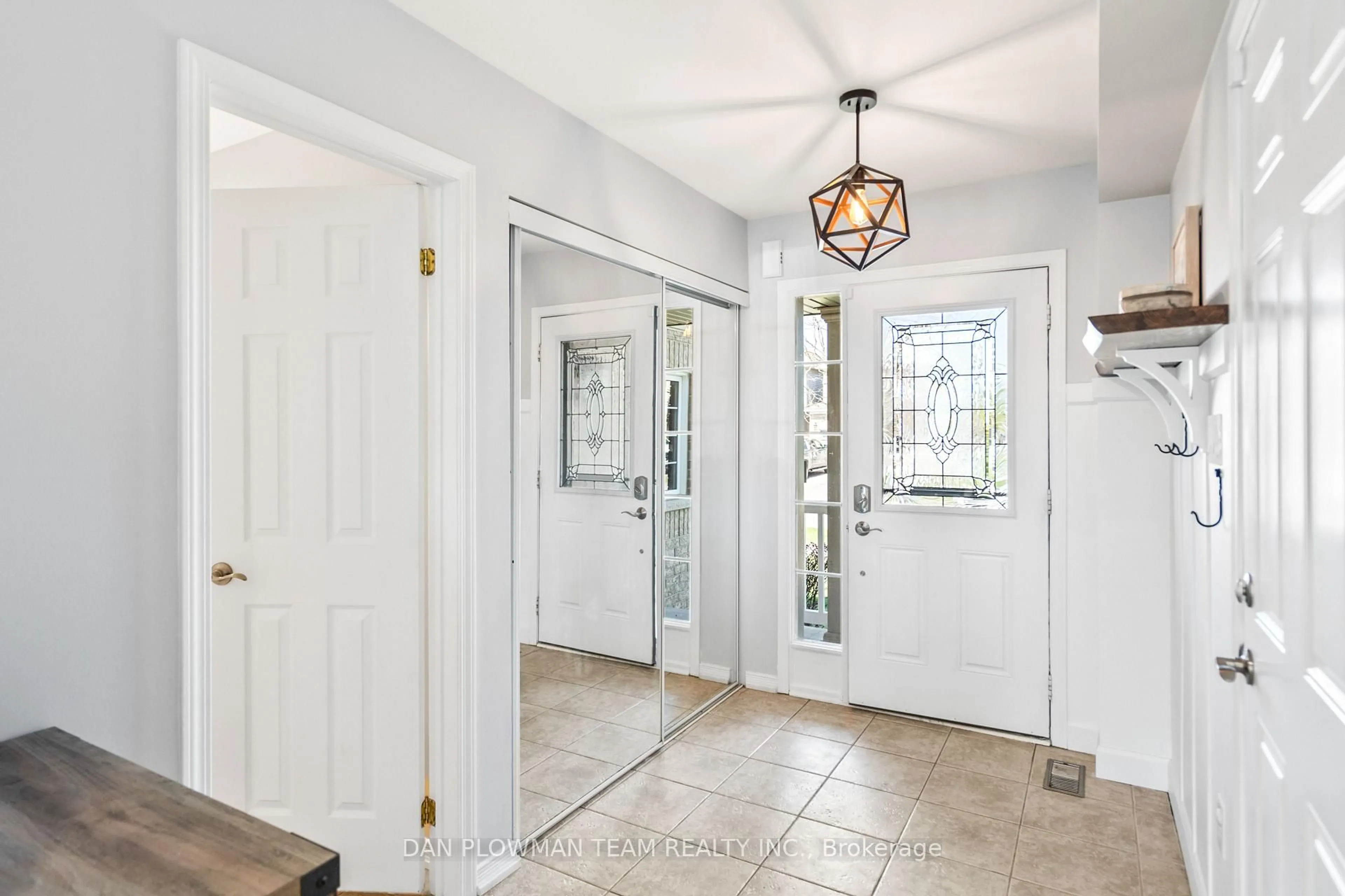 Indoor entryway for 116 Swindells St, Clarington Ontario L1C 0C8