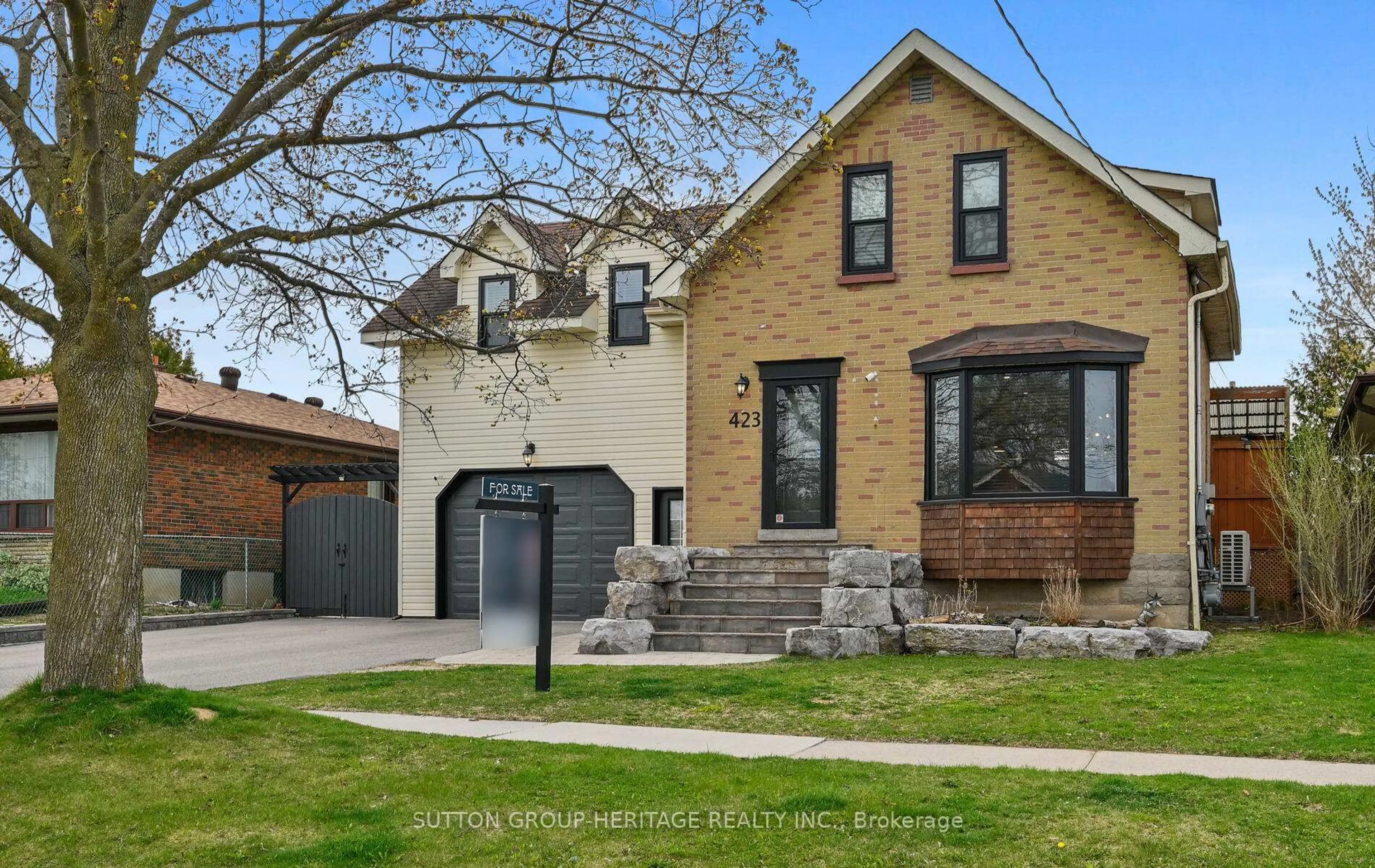 Home with brick exterior material, street for 423 Fairleigh Ave, Oshawa Ontario L1J 2W4
