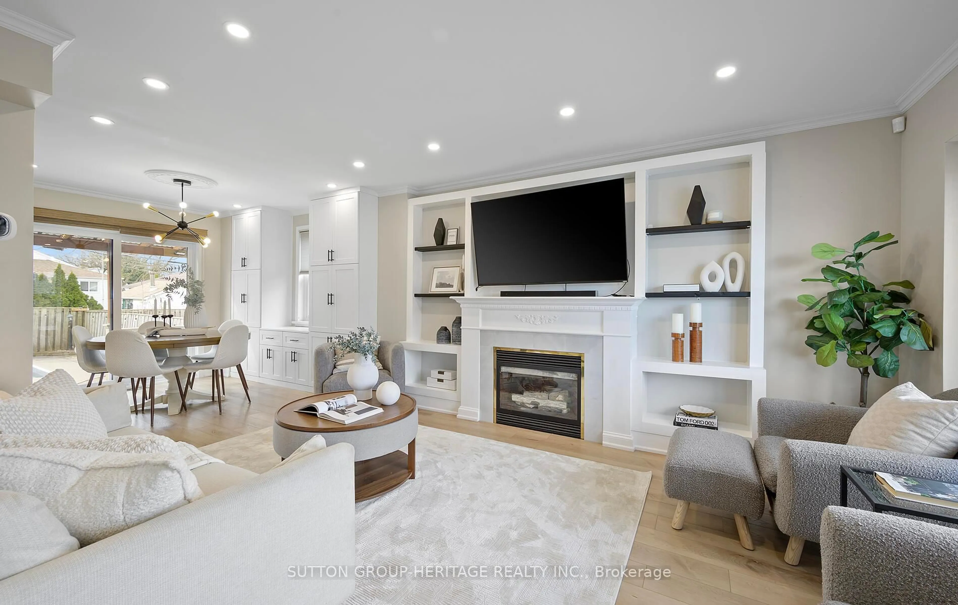 Living room with furniture, unknown for 423 Fairleigh Ave, Oshawa Ontario L1J 2W4