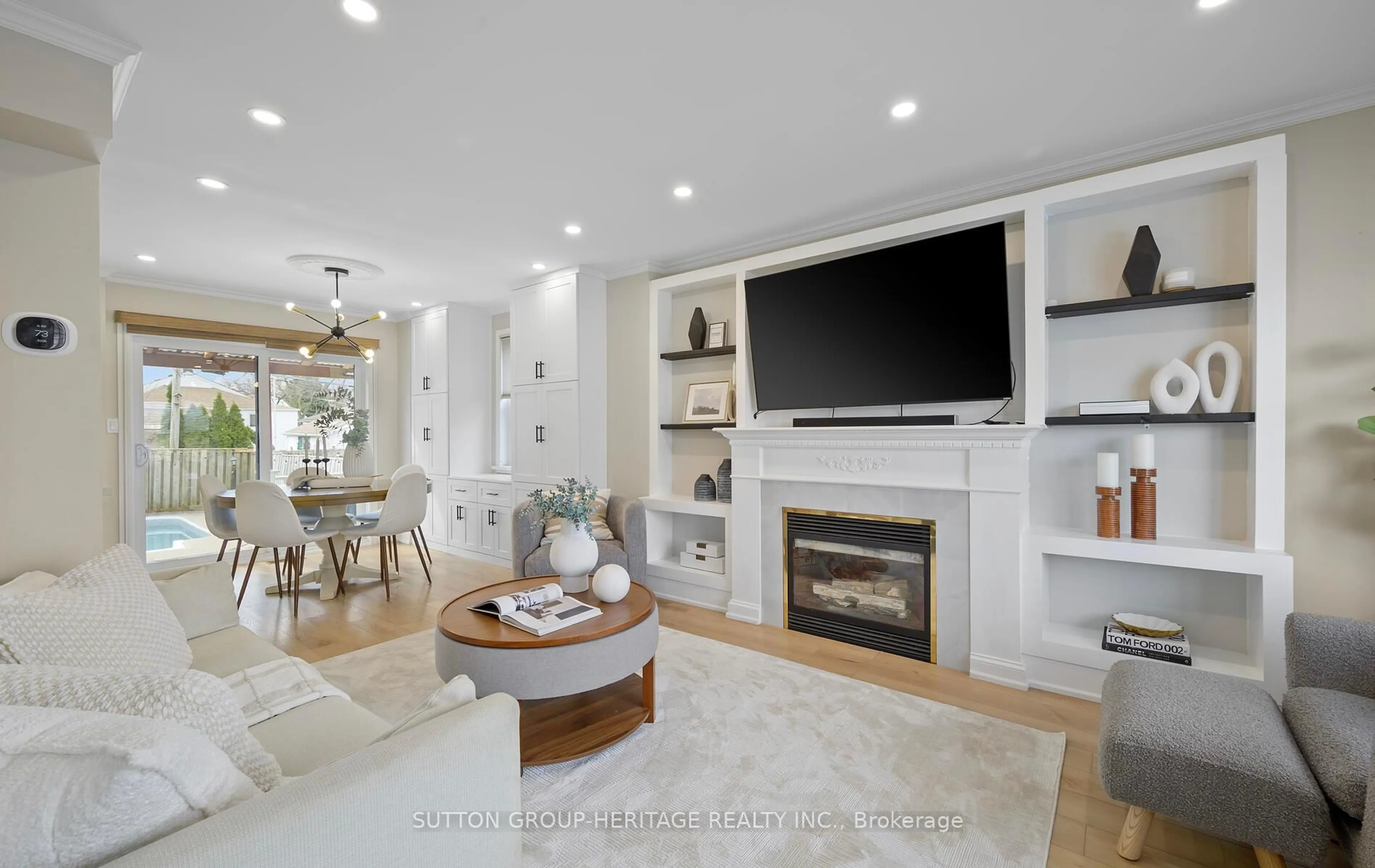 Living room with furniture, ceramic/tile floor for 423 Fairleigh Ave, Oshawa Ontario L1J 2W4