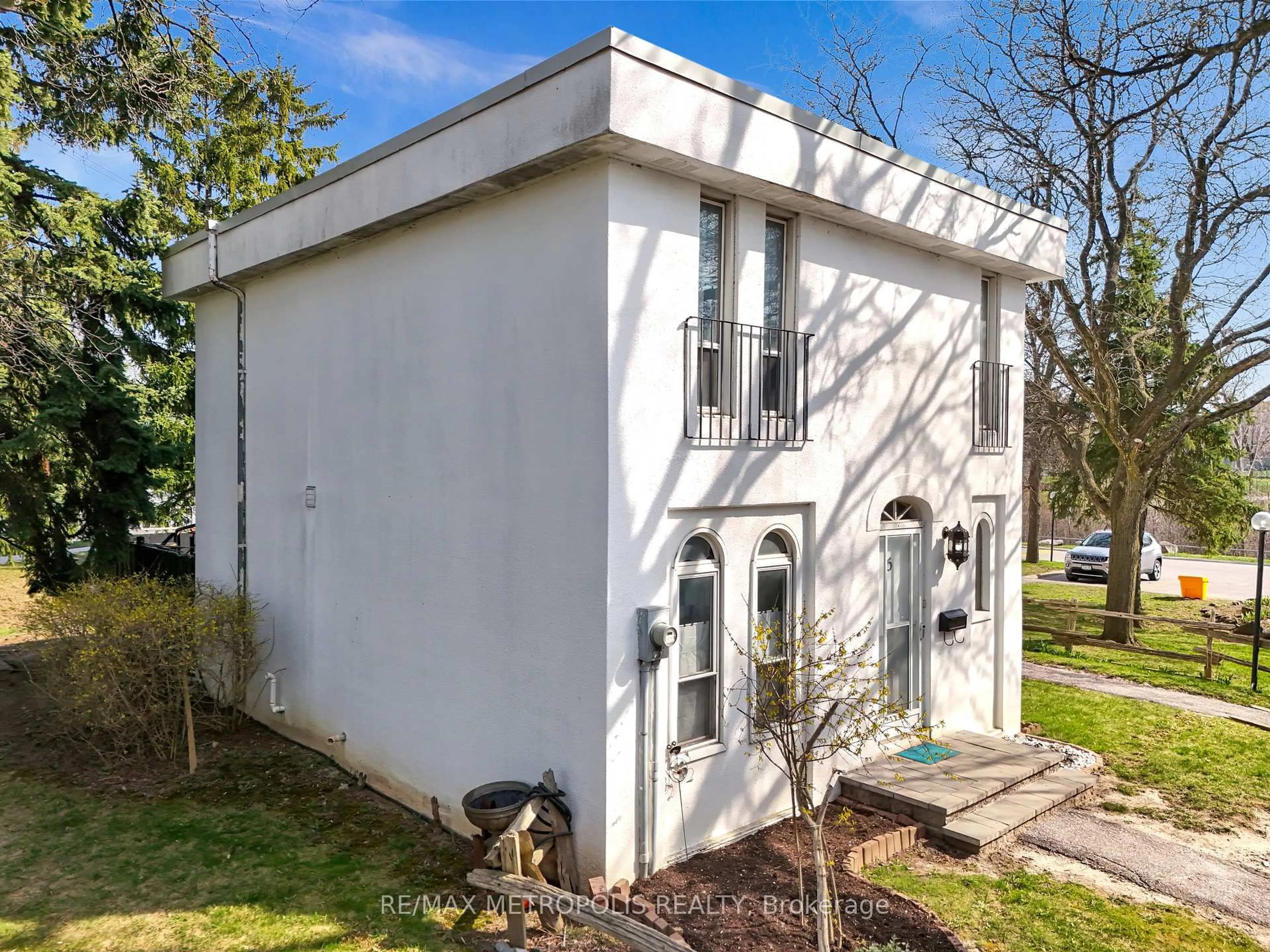 A pic from outside/outdoor area/front of a property/back of a property/a pic from drone, building for 2550 Birchmount Rd #5, Toronto Ontario M1T 2M5