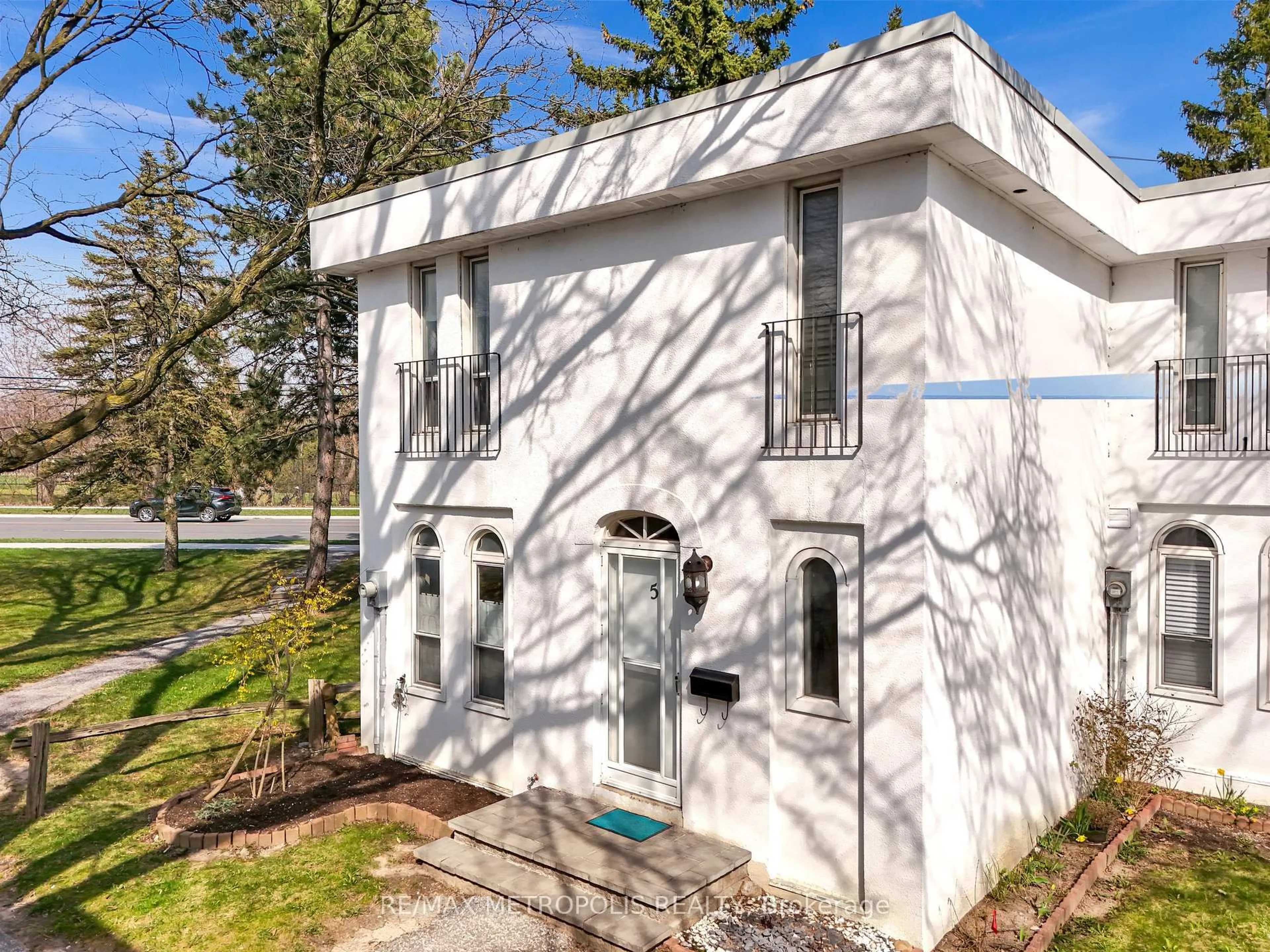 Home with vinyl exterior material, street for 2550 Birchmount Rd #5, Toronto Ontario M1T 2M5