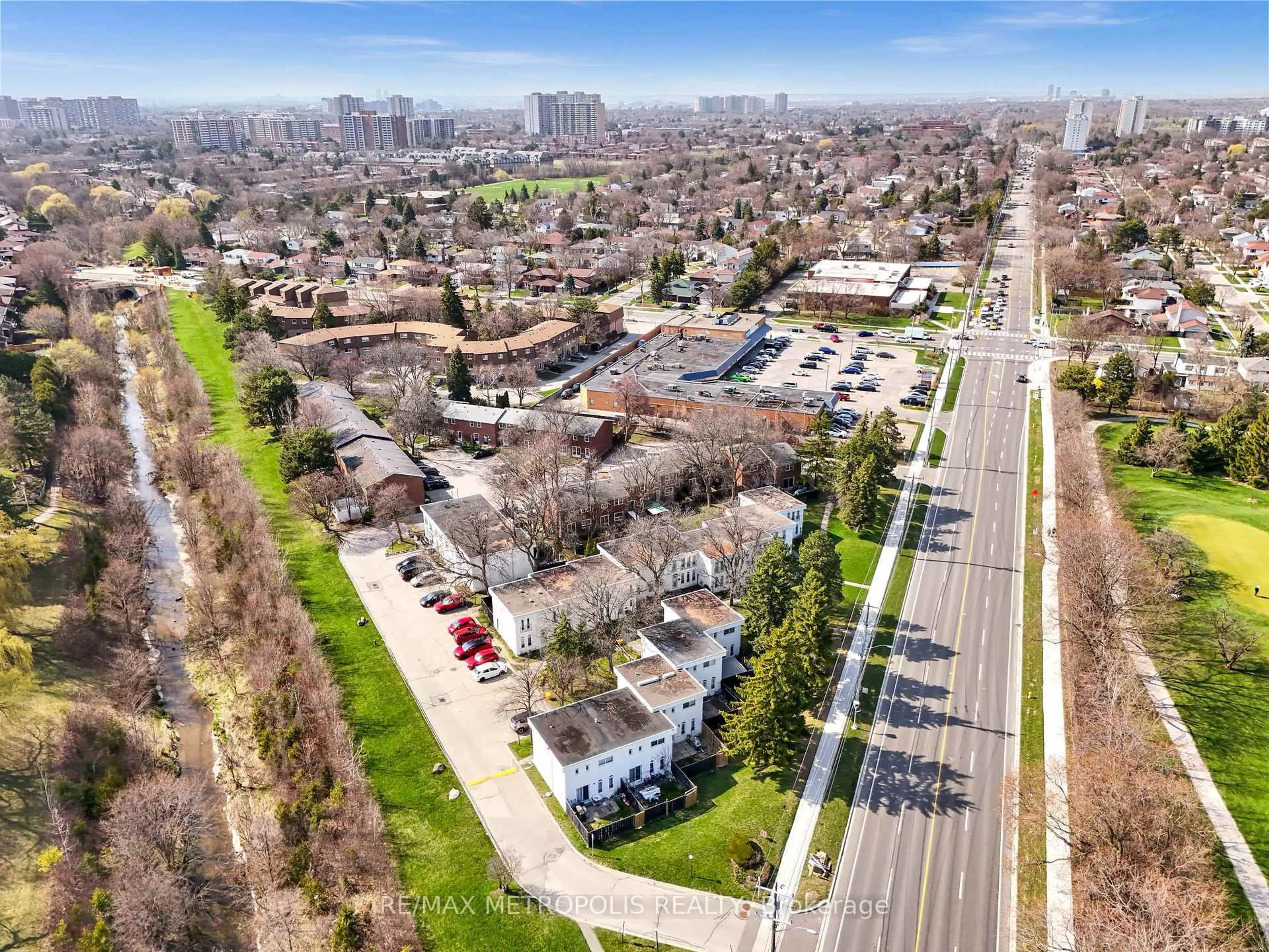 A pic from outside/outdoor area/front of a property/back of a property/a pic from drone, street for 2550 Birchmount Rd #5, Toronto Ontario M1T 2M5