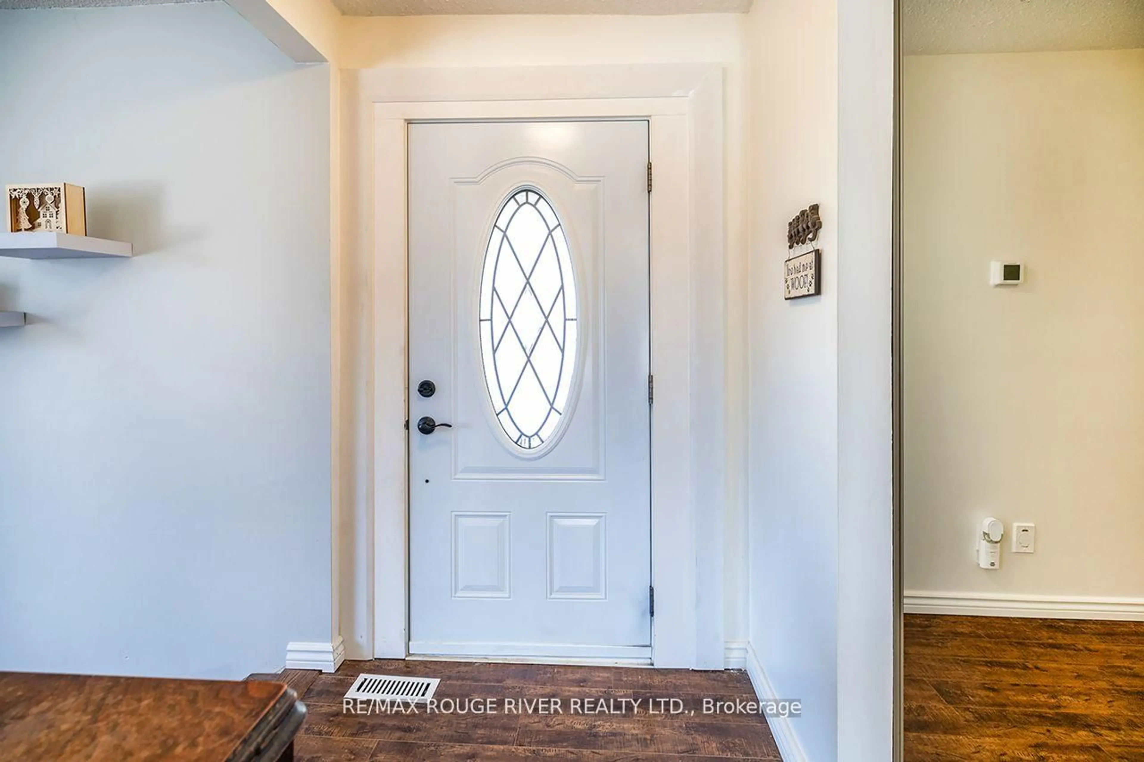 Indoor entryway for 1367 Everglades Dr, Oshawa Ontario L1K 1J7