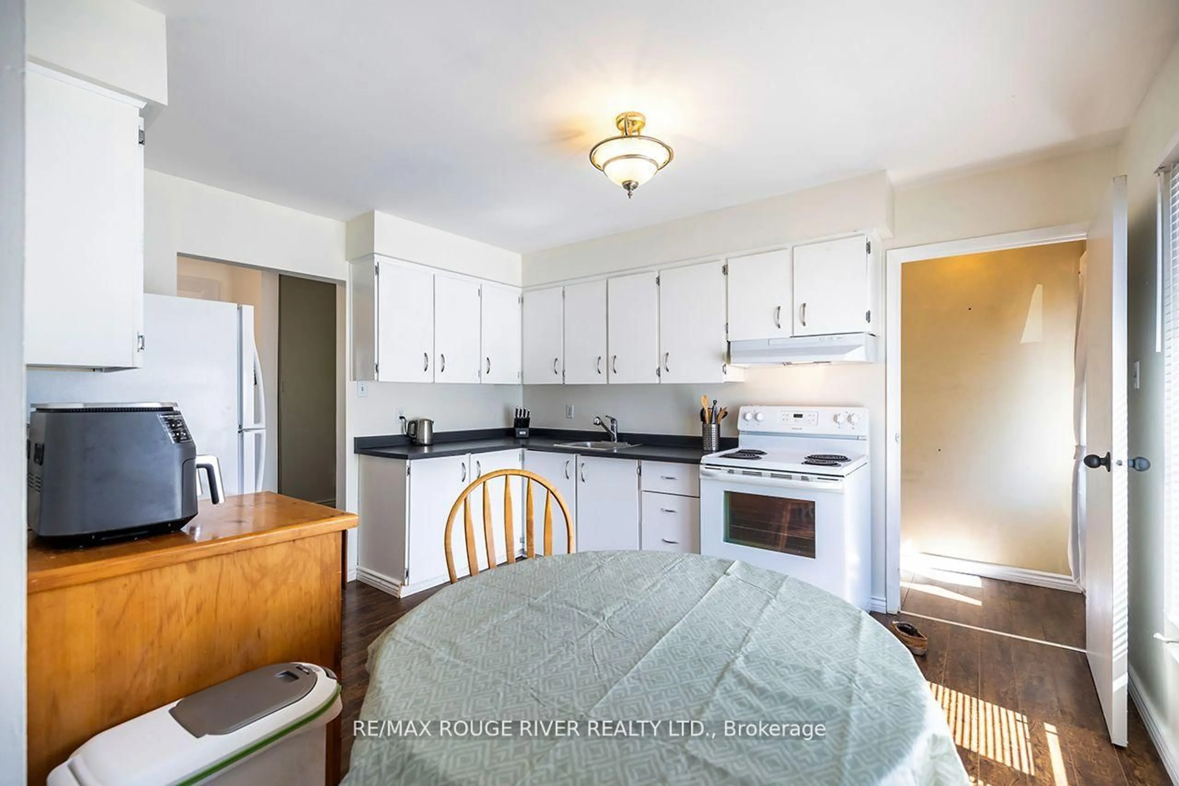 Standard kitchen, unknown for 1367 Everglades Dr, Oshawa Ontario L1K 1J7