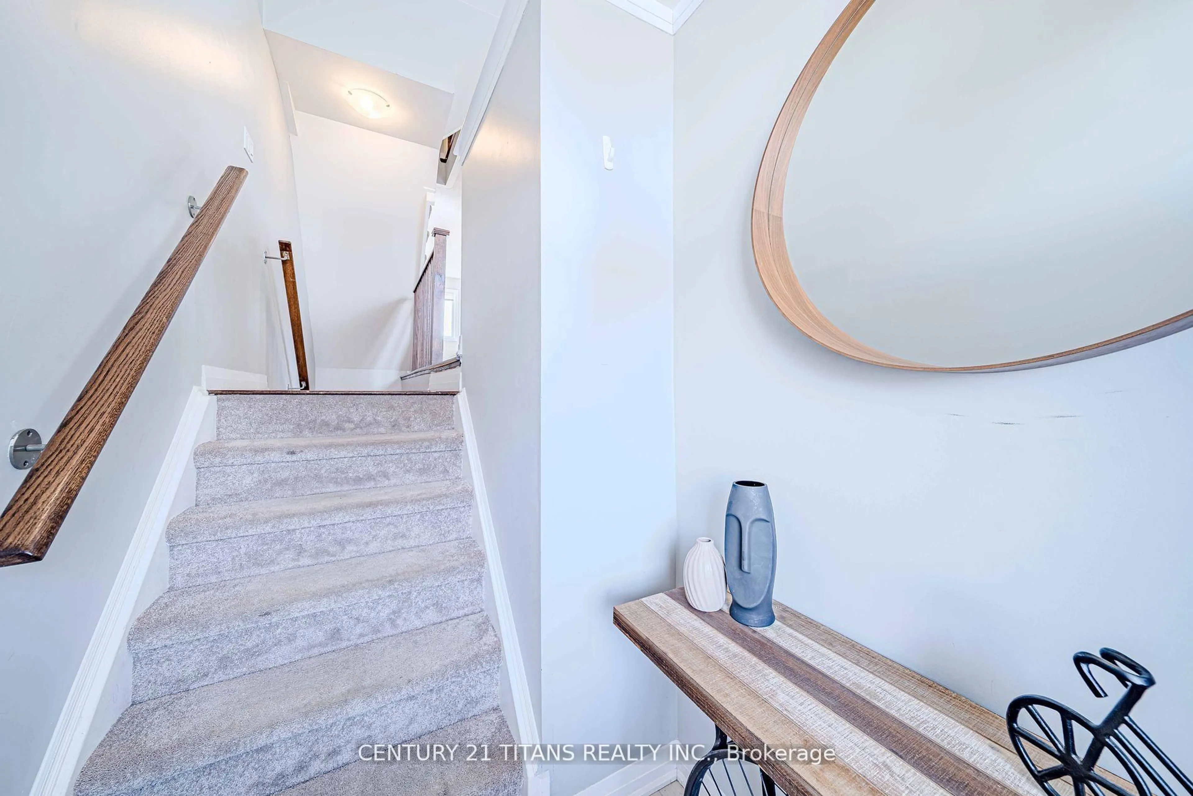 Indoor entryway for 506 Rossland Rd, Ajax Ontario L1T 0N5