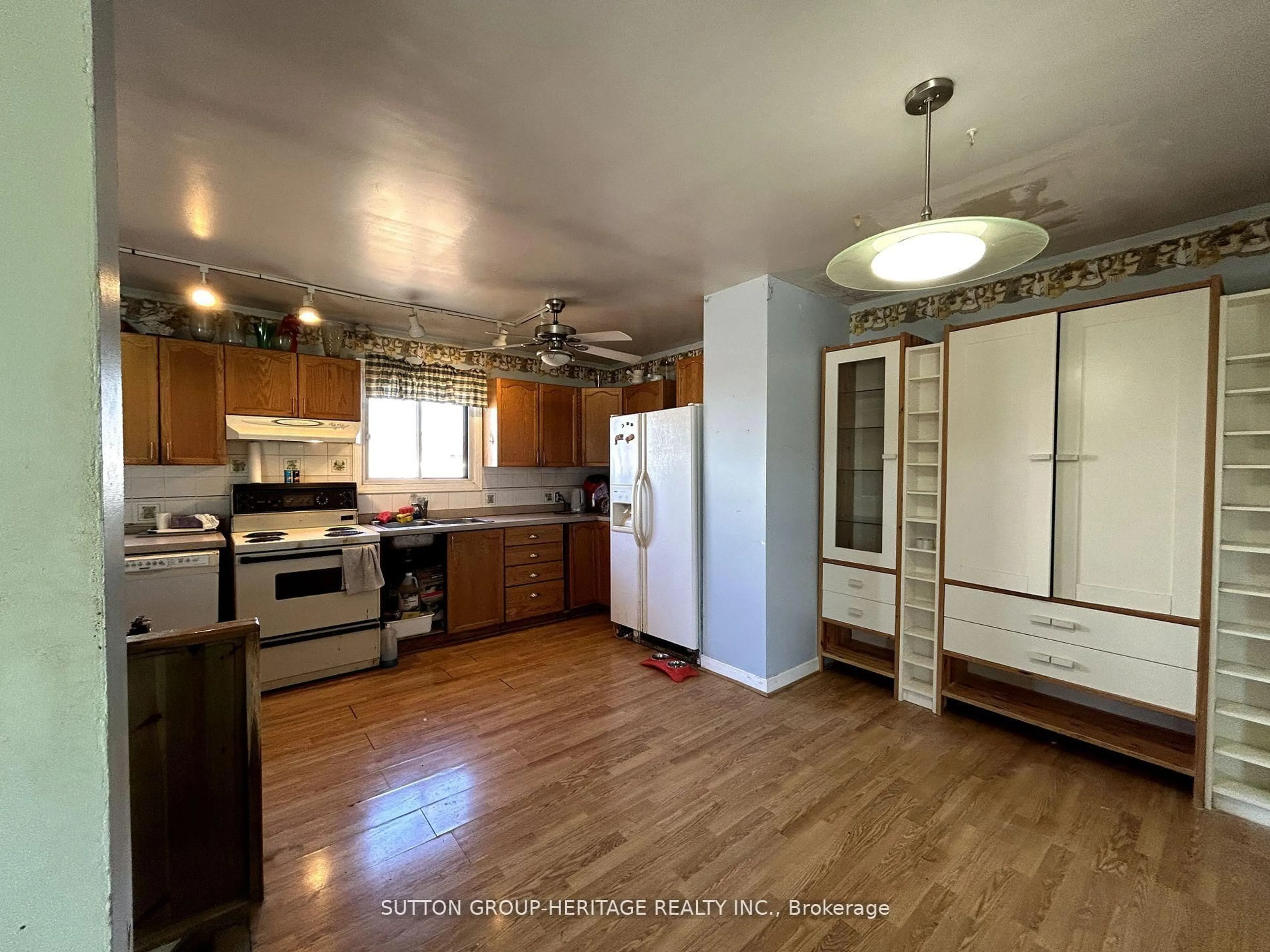 Standard kitchen, unknown for 31 Georgina Dr, Ajax Ontario L1S 6B9
