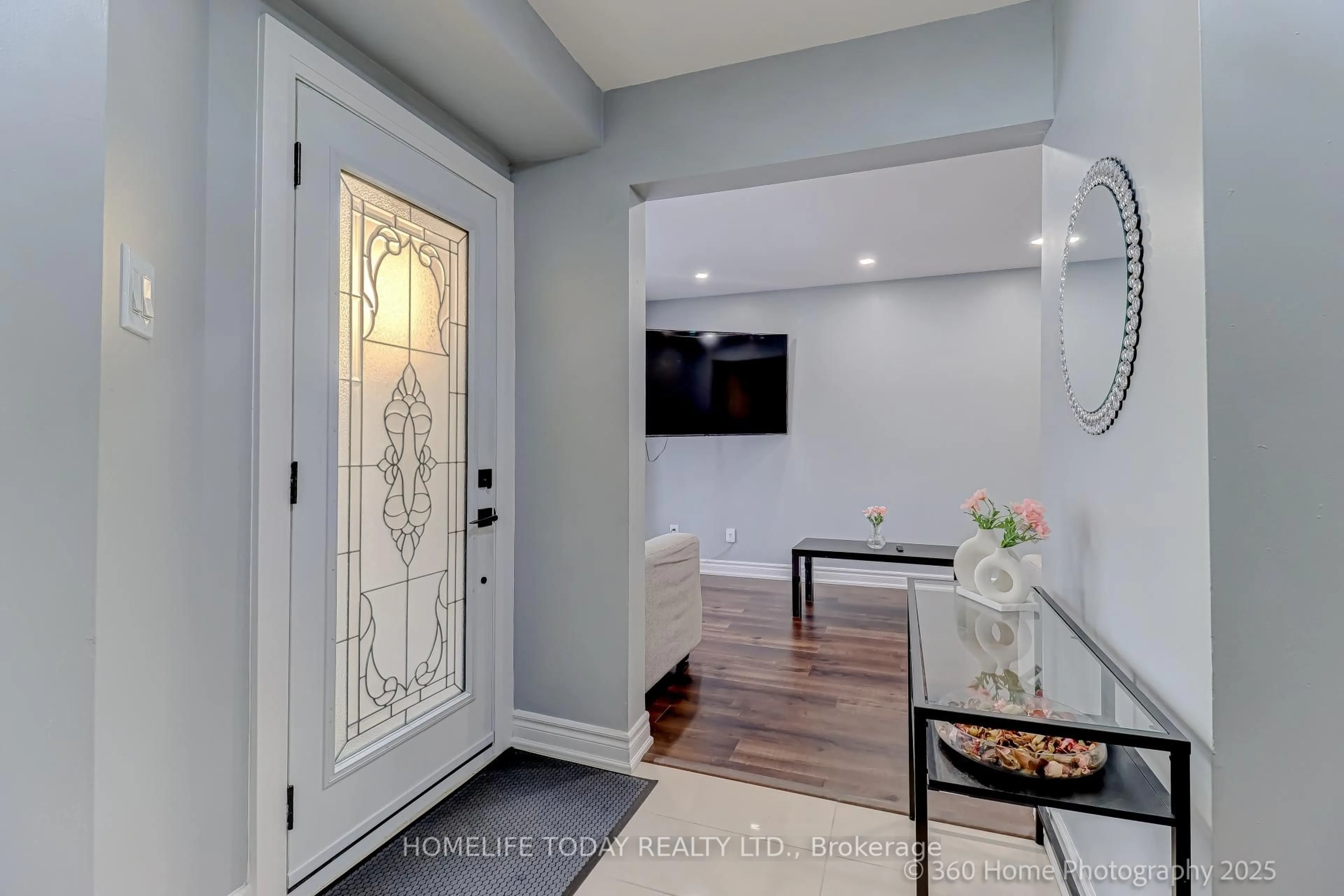 Indoor entryway for 28 Longsword Dr, Toronto Ontario M1V 3A3