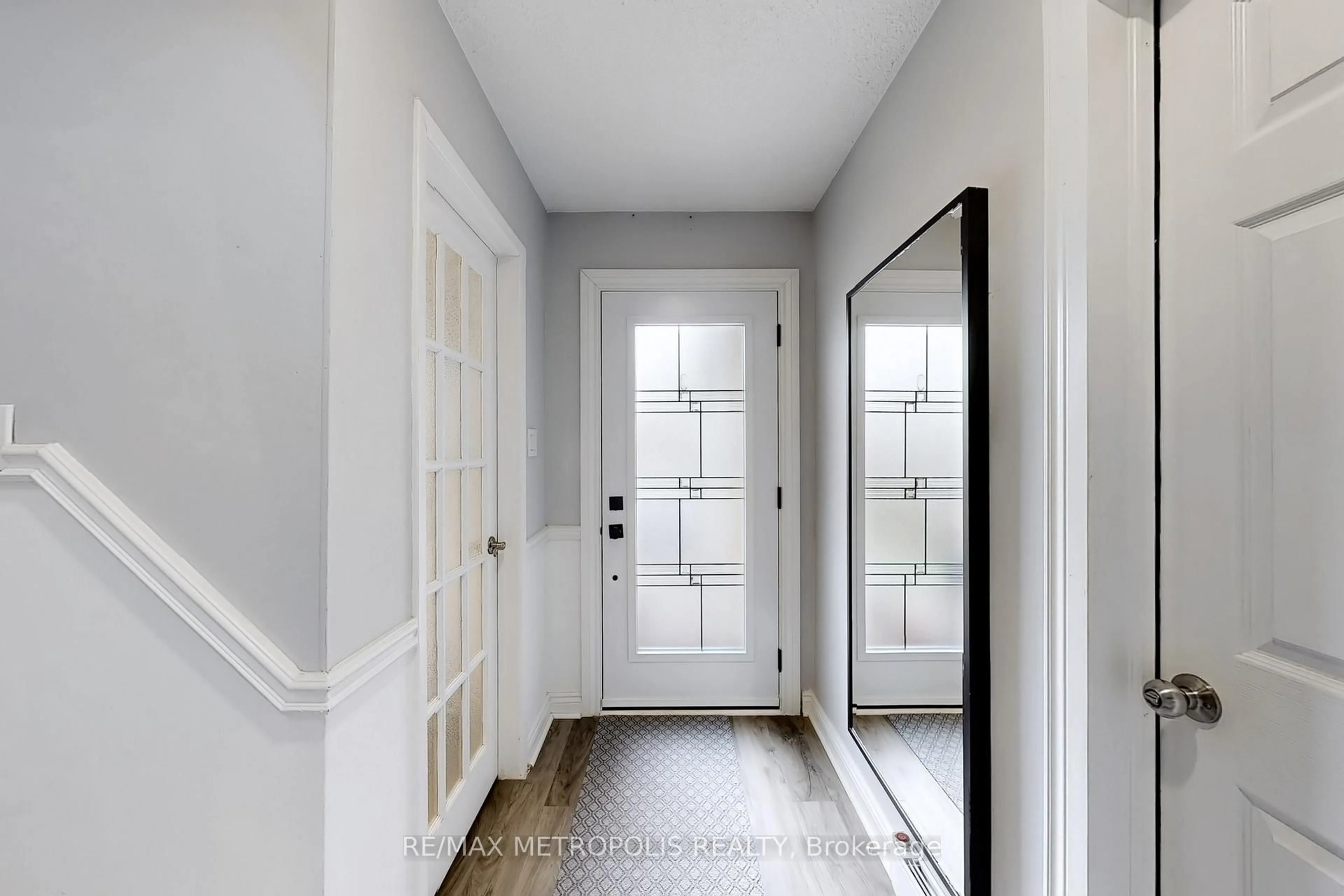 Indoor entryway for 5 Thomas St, Oshawa Ontario L1H 3W6