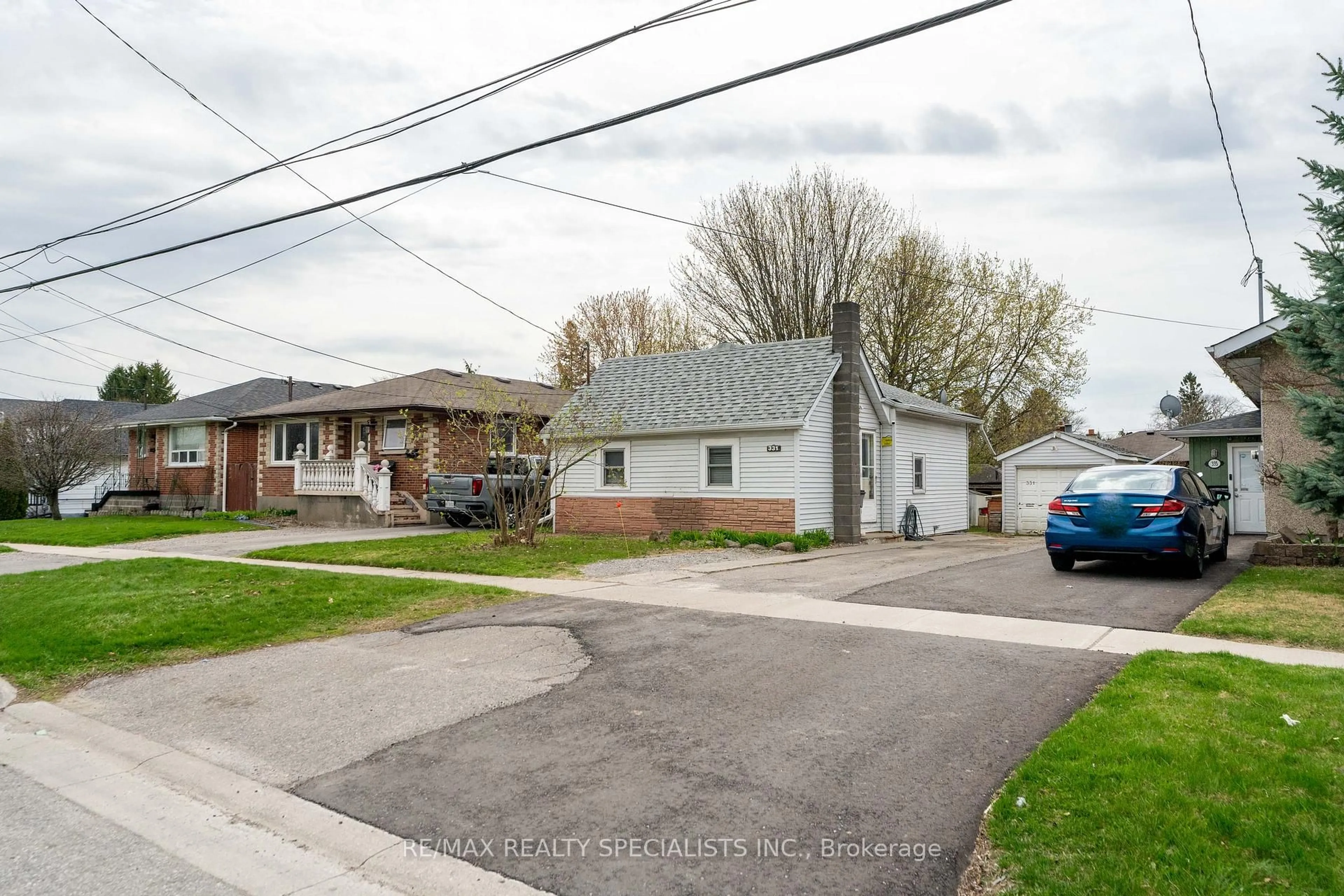 A pic from outside/outdoor area/front of a property/back of a property/a pic from drone, street for 331 Annapolis Ave, Oshawa Ontario L1J 2Y1