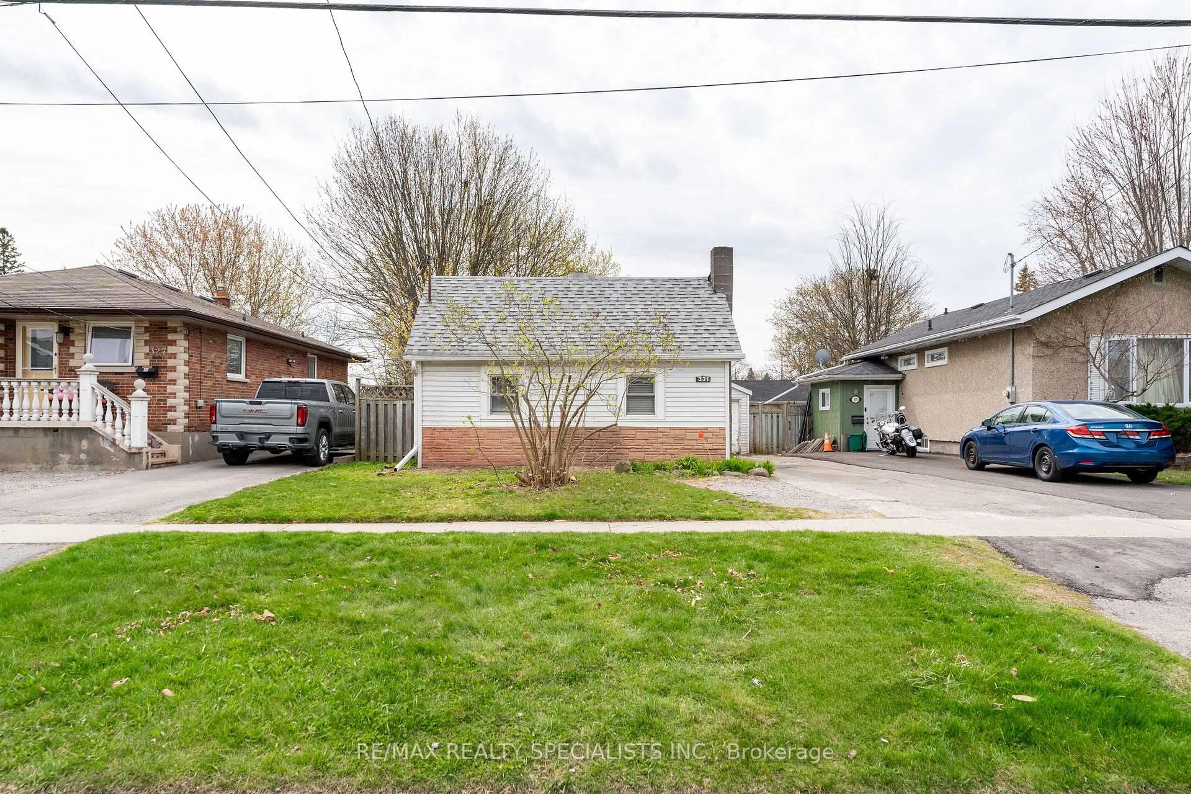 A pic from outside/outdoor area/front of a property/back of a property/a pic from drone, street for 331 Annapolis Ave, Oshawa Ontario L1J 2Y1