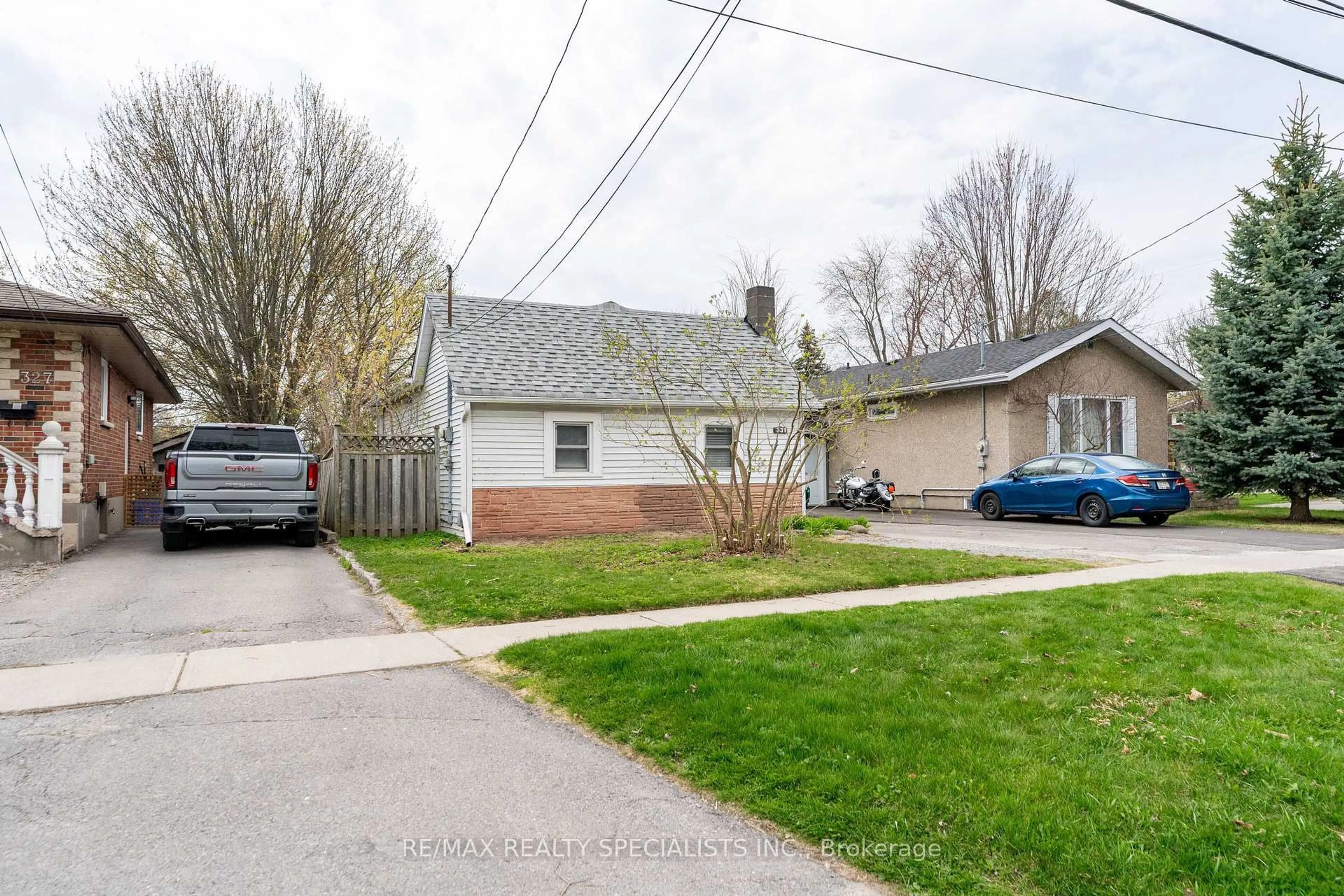 A pic from outside/outdoor area/front of a property/back of a property/a pic from drone, street for 331 Annapolis Ave, Oshawa Ontario L1J 2Y1
